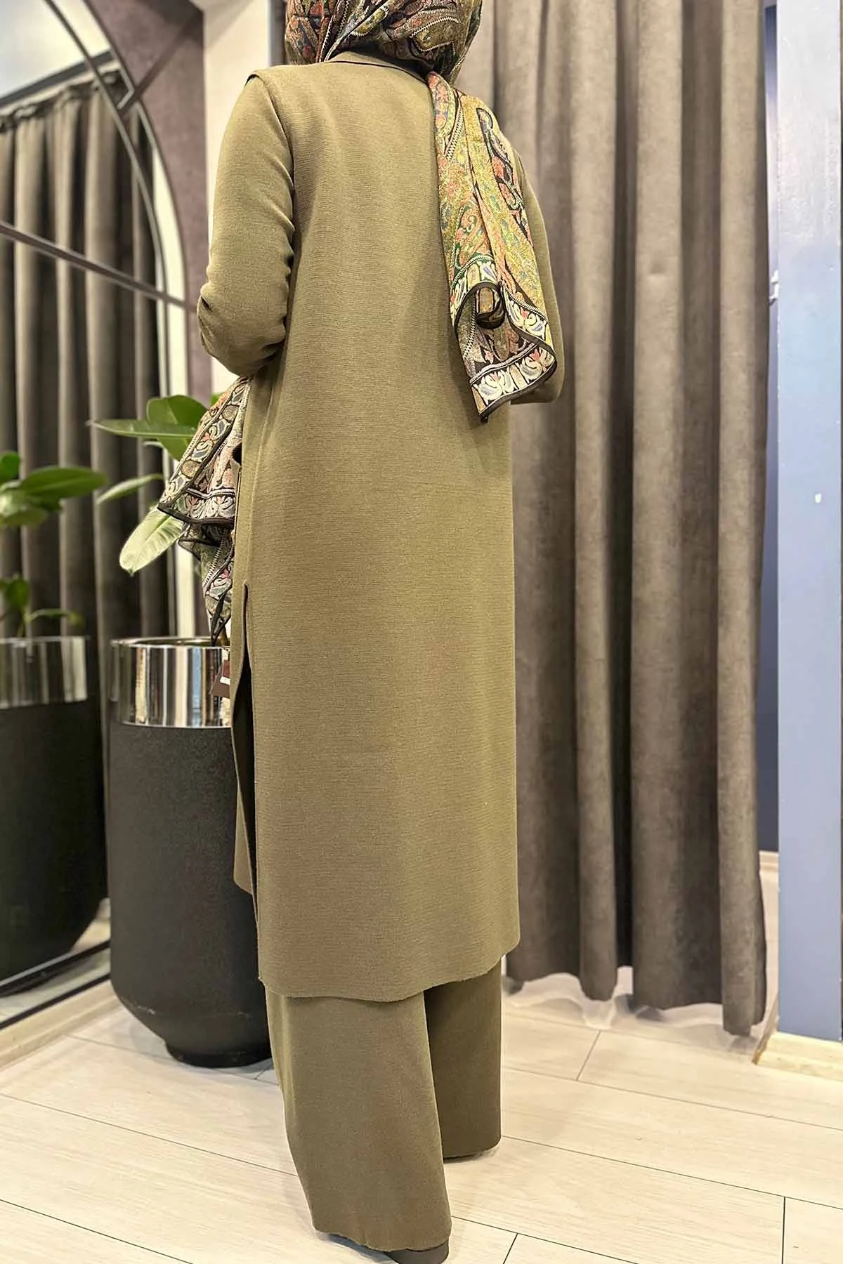 CEP DETAYLI TRİKO YELEK