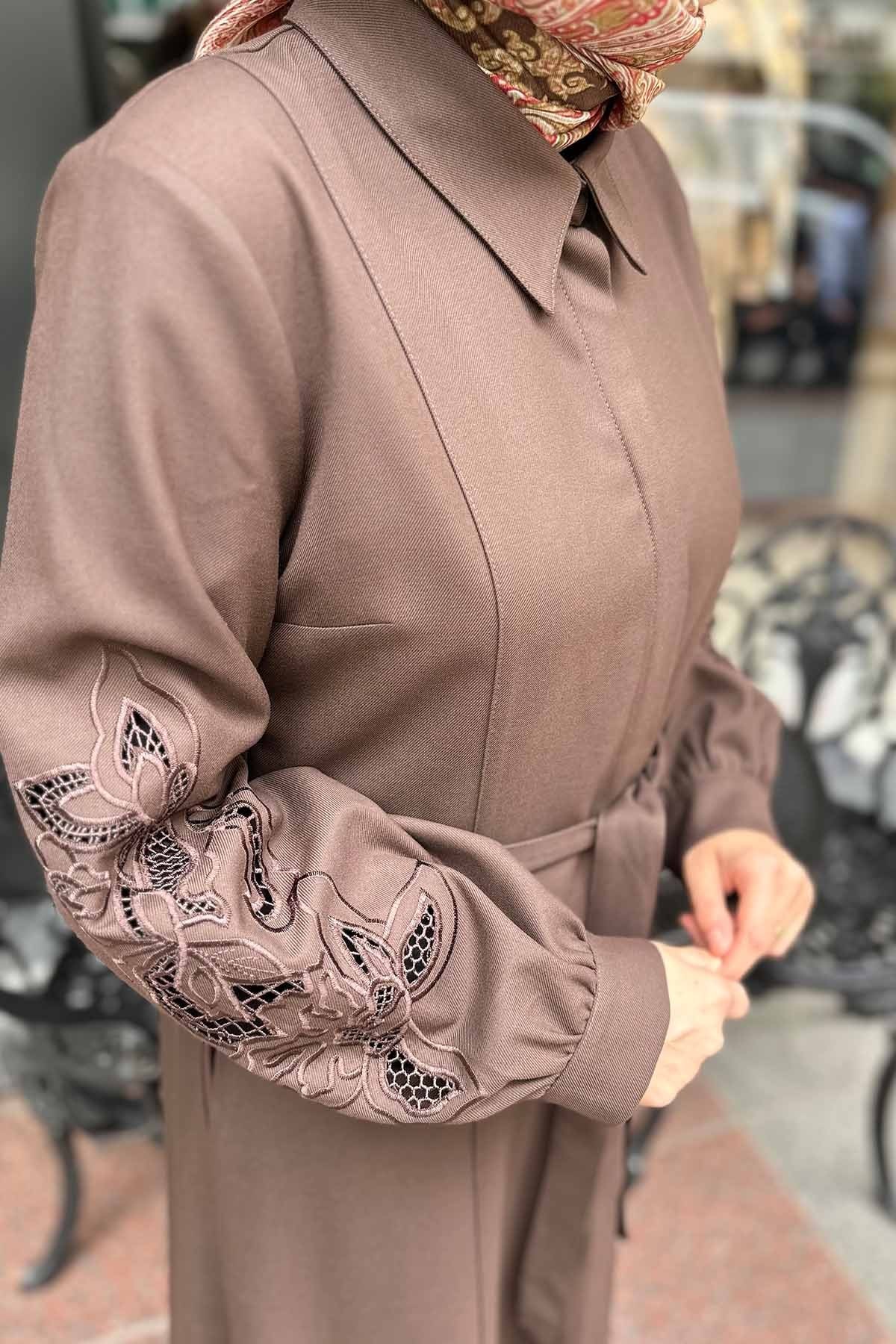 KOLU NAKIŞ DETAYLI ELBİSE