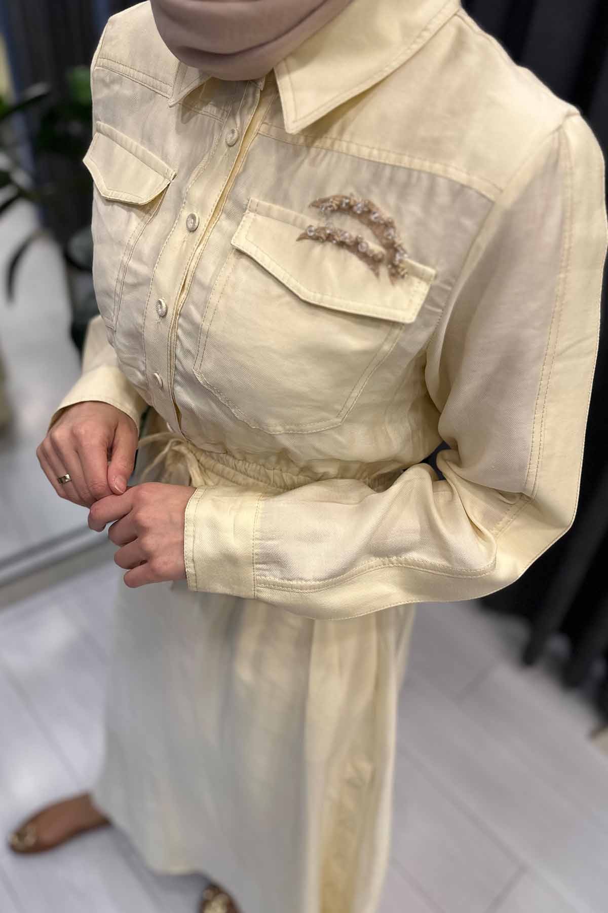 BELDEN BÜZGÜLÜ TEK CEBİ İŞLEMELİ TENCEL ELBİSE