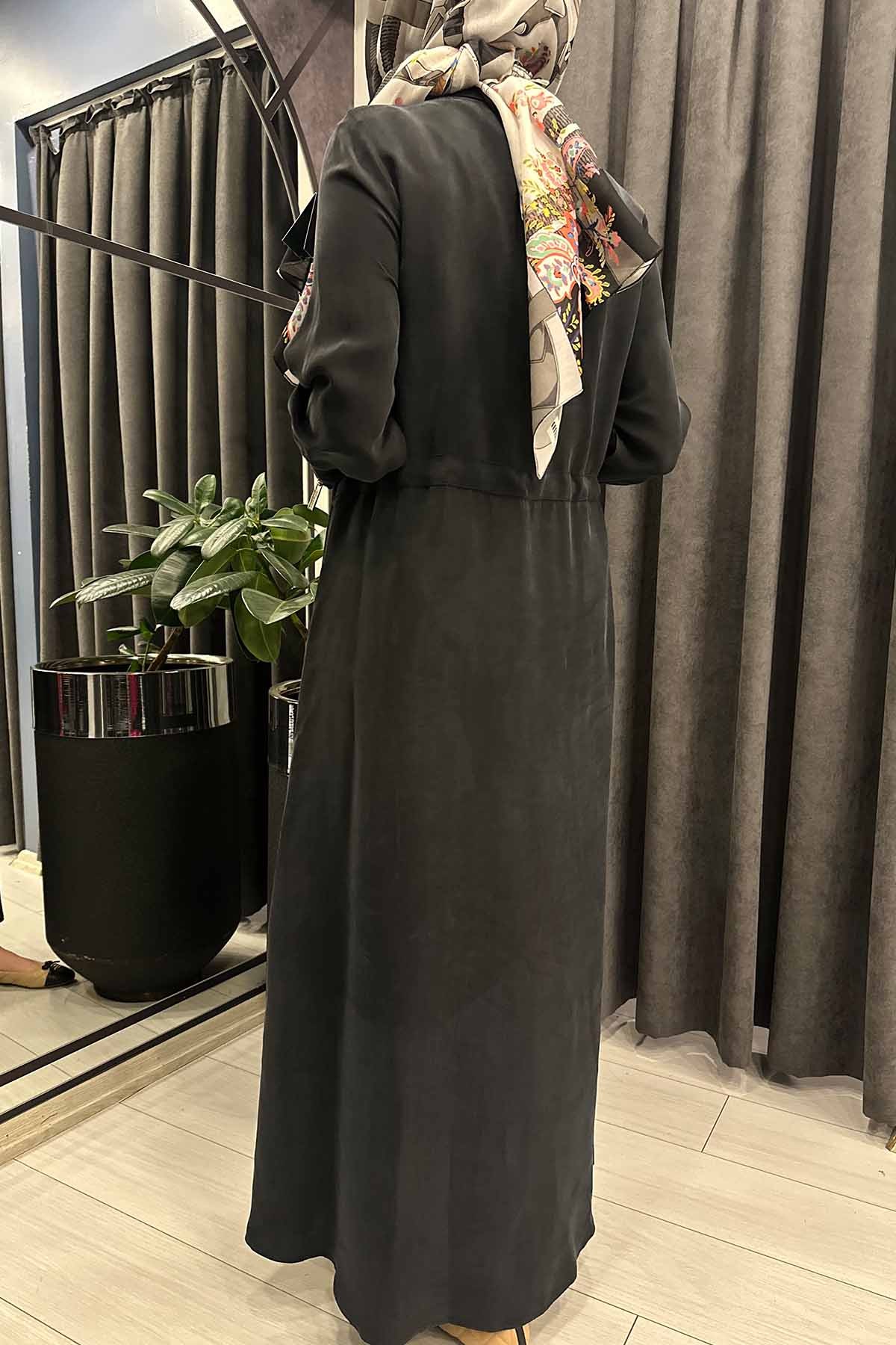 YAKASI FERMUARLI BELİ BÜZGÜLÜ CUPRO ELBİSE