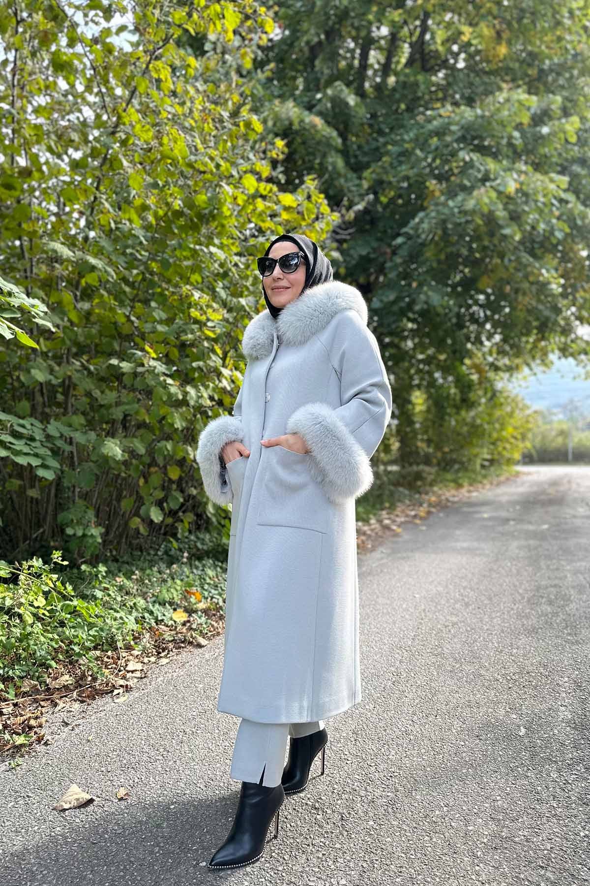 YAKASI VE BİLEĞİ KÜRKLÜ TRİKO MANTO