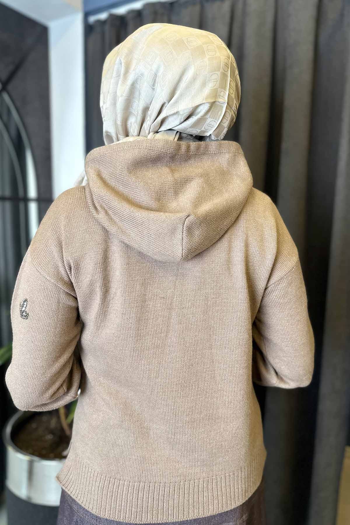 TAŞ İŞLEMELİ KAPUŞONLU TRİKO