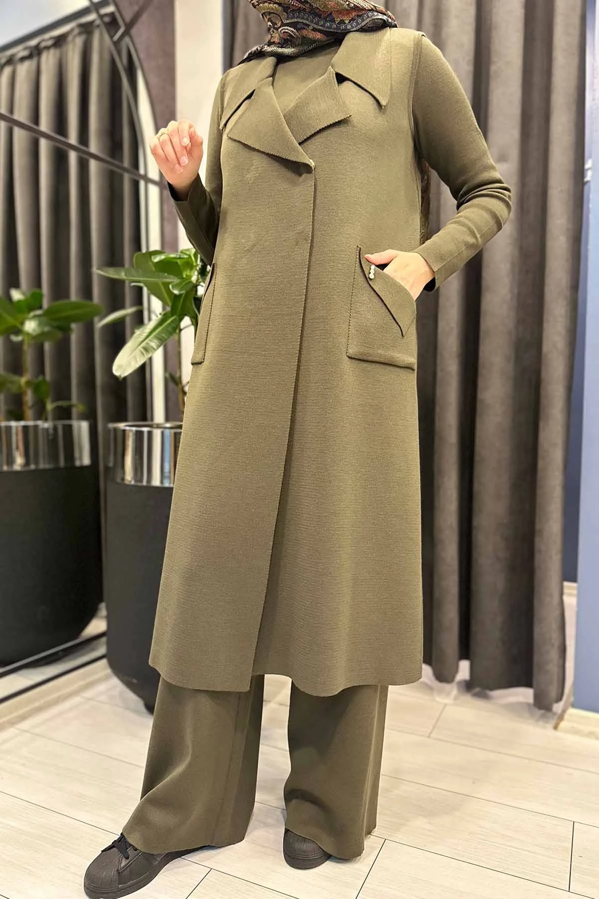 CEP DETAYLI TRİKO YELEK