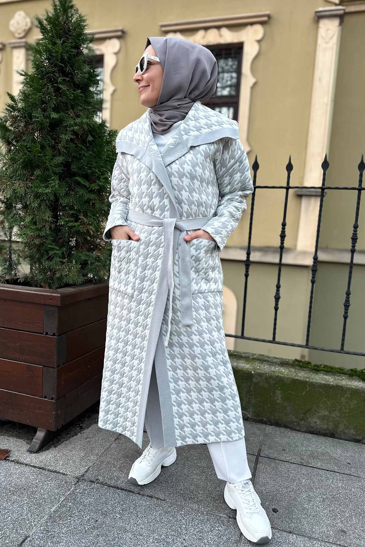 KAZ AYAĞI DESENLİ KAPİTONE HIRKA