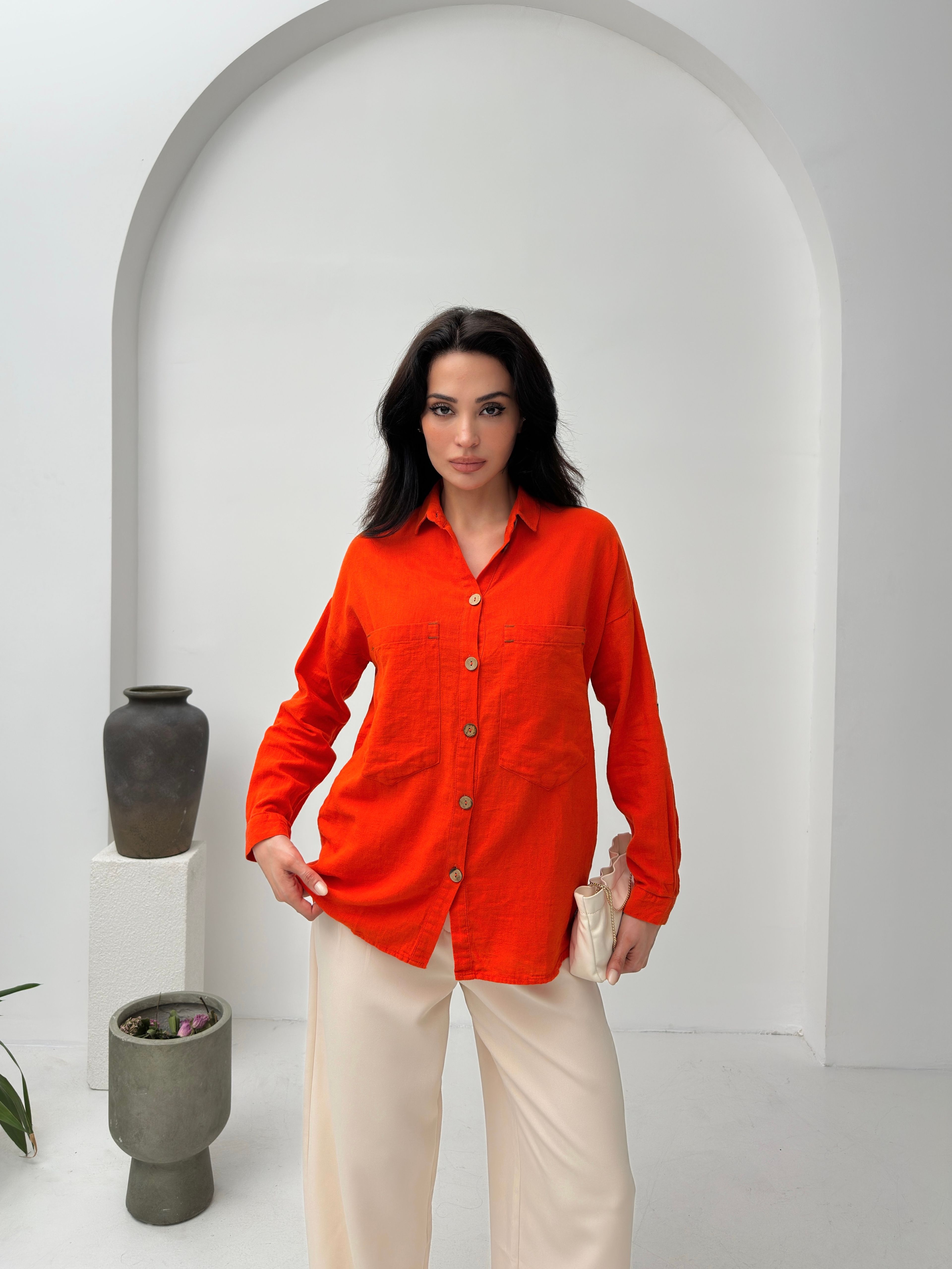 Oranj renk ahşap düğmeli keten kadın gömlek