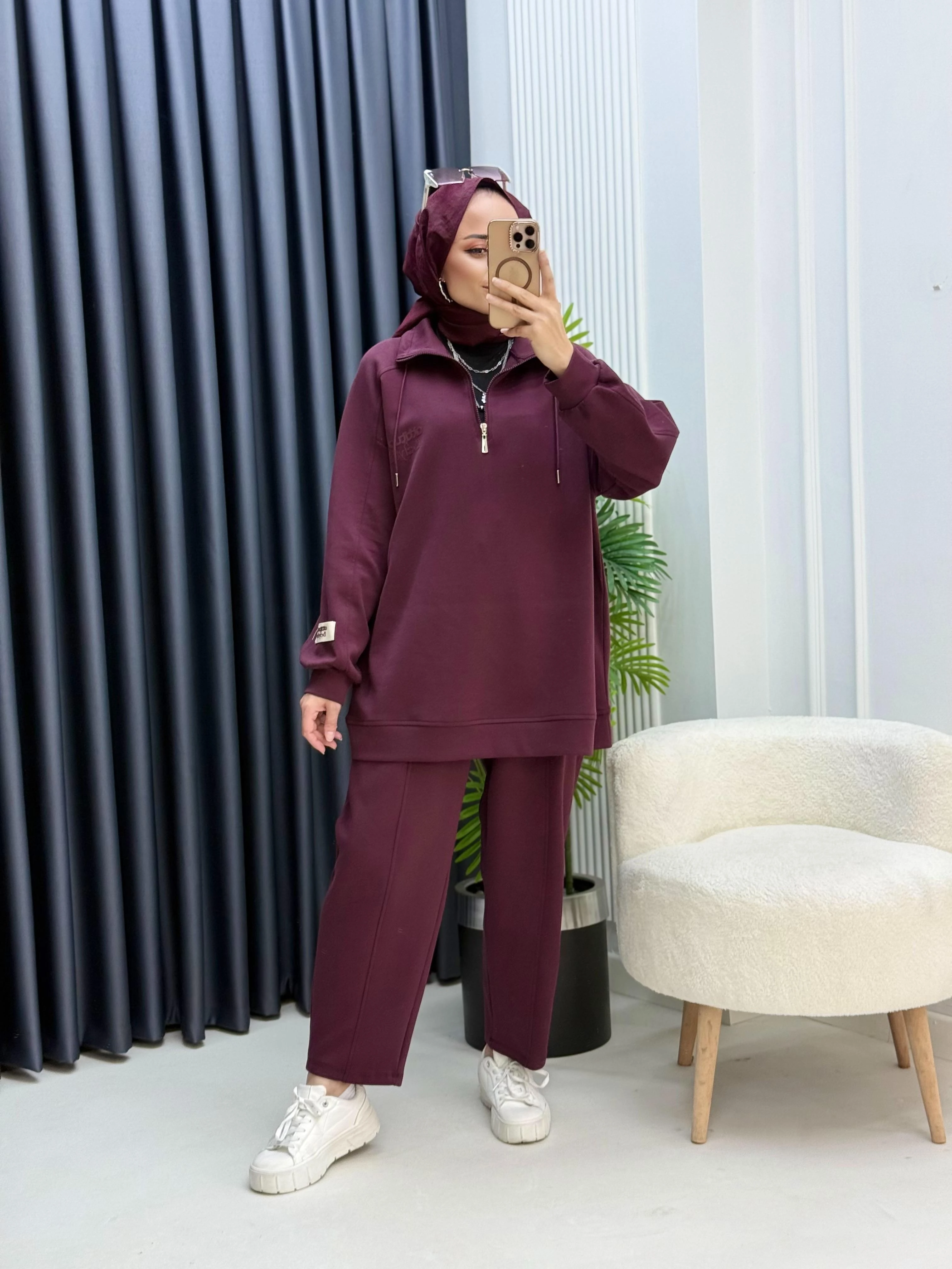 Yüksek Yakalı Baskı Ve Etiket Detay Takım