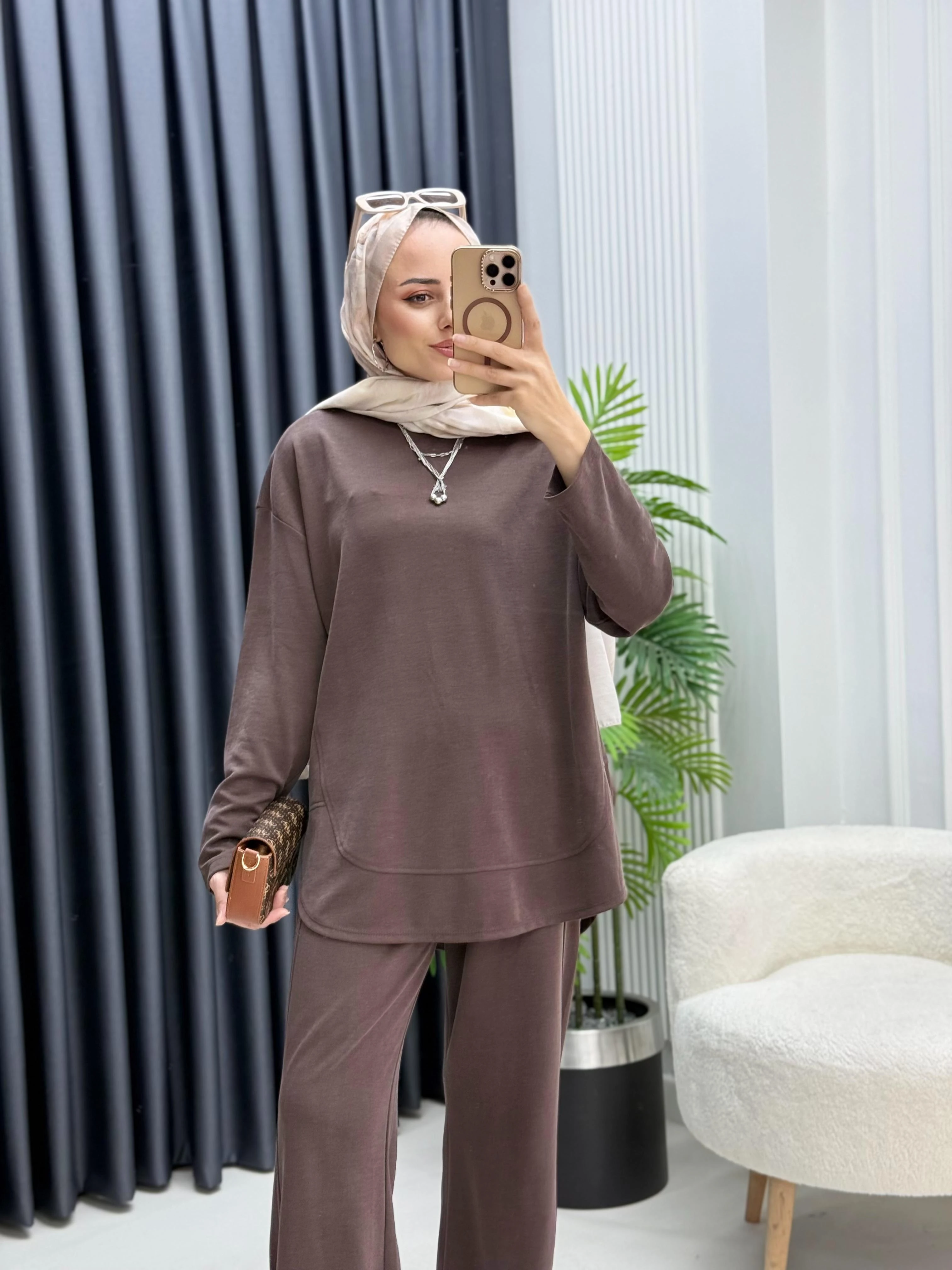 Kavisli Kesik Detaylı Pantolonlu Pike Takım