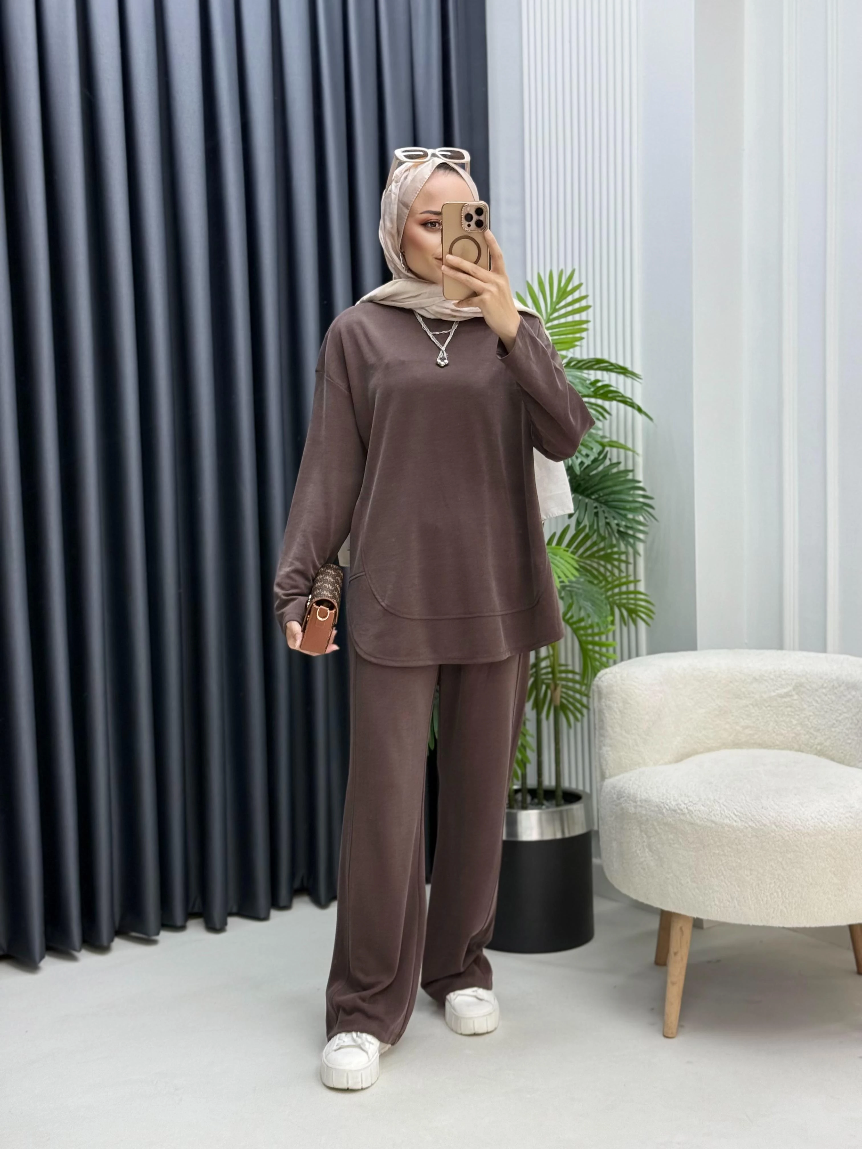 Kavisli Kesik Detaylı Pantolonlu Pike Takım