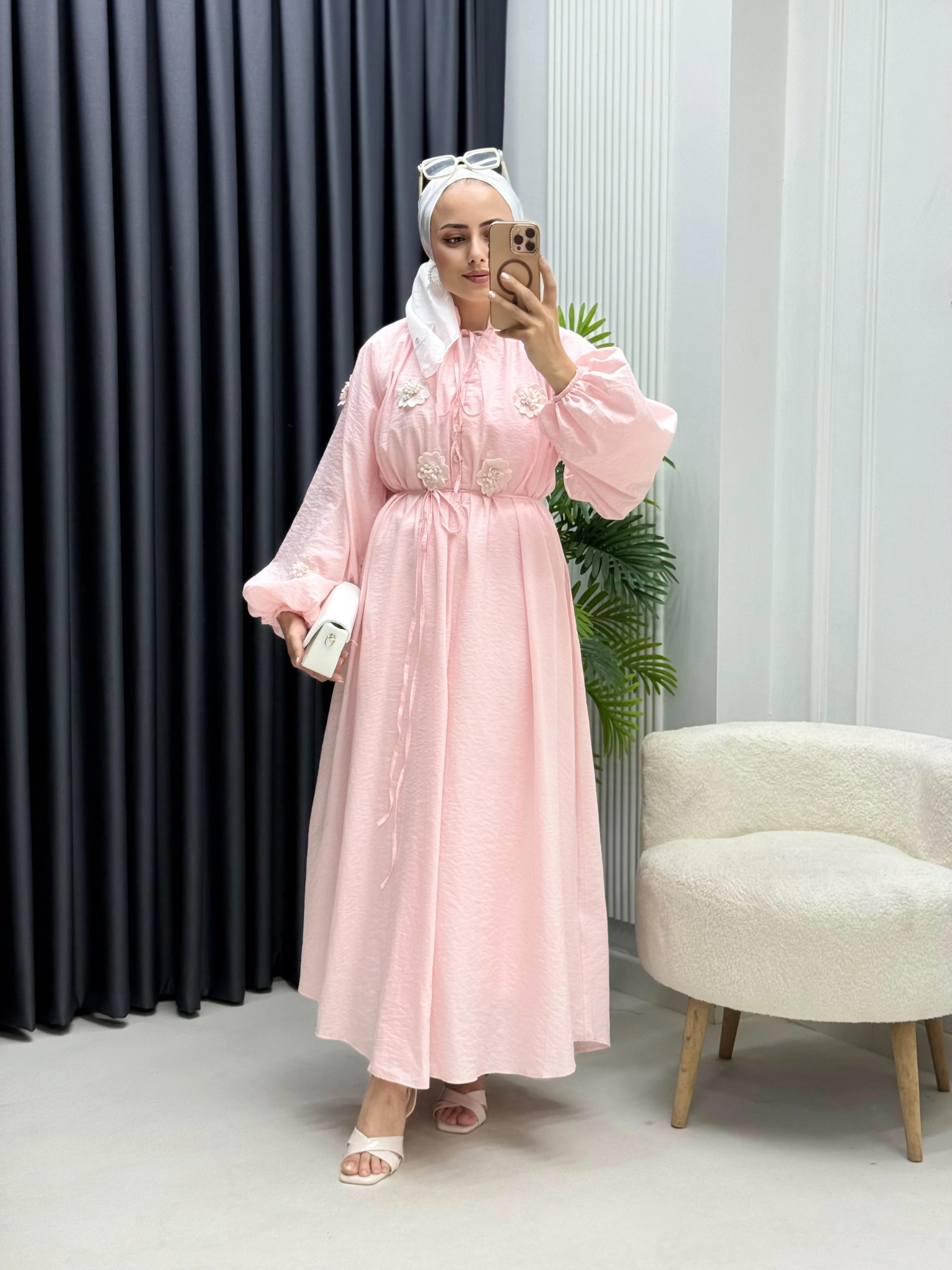 Çiçek Aksesuarlı Müslin Elbise