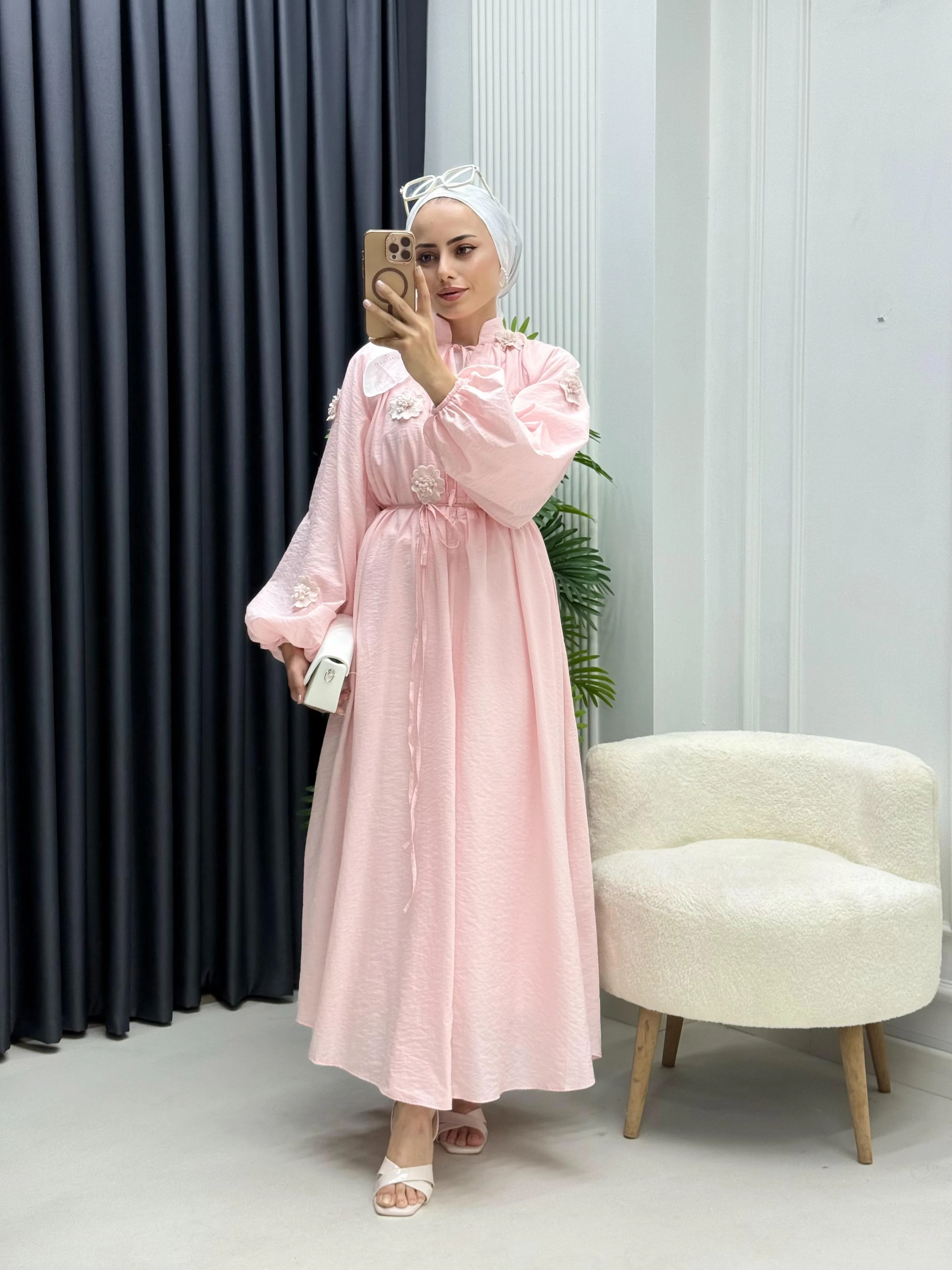 Çiçek Aksesuarlı Müslin Elbise