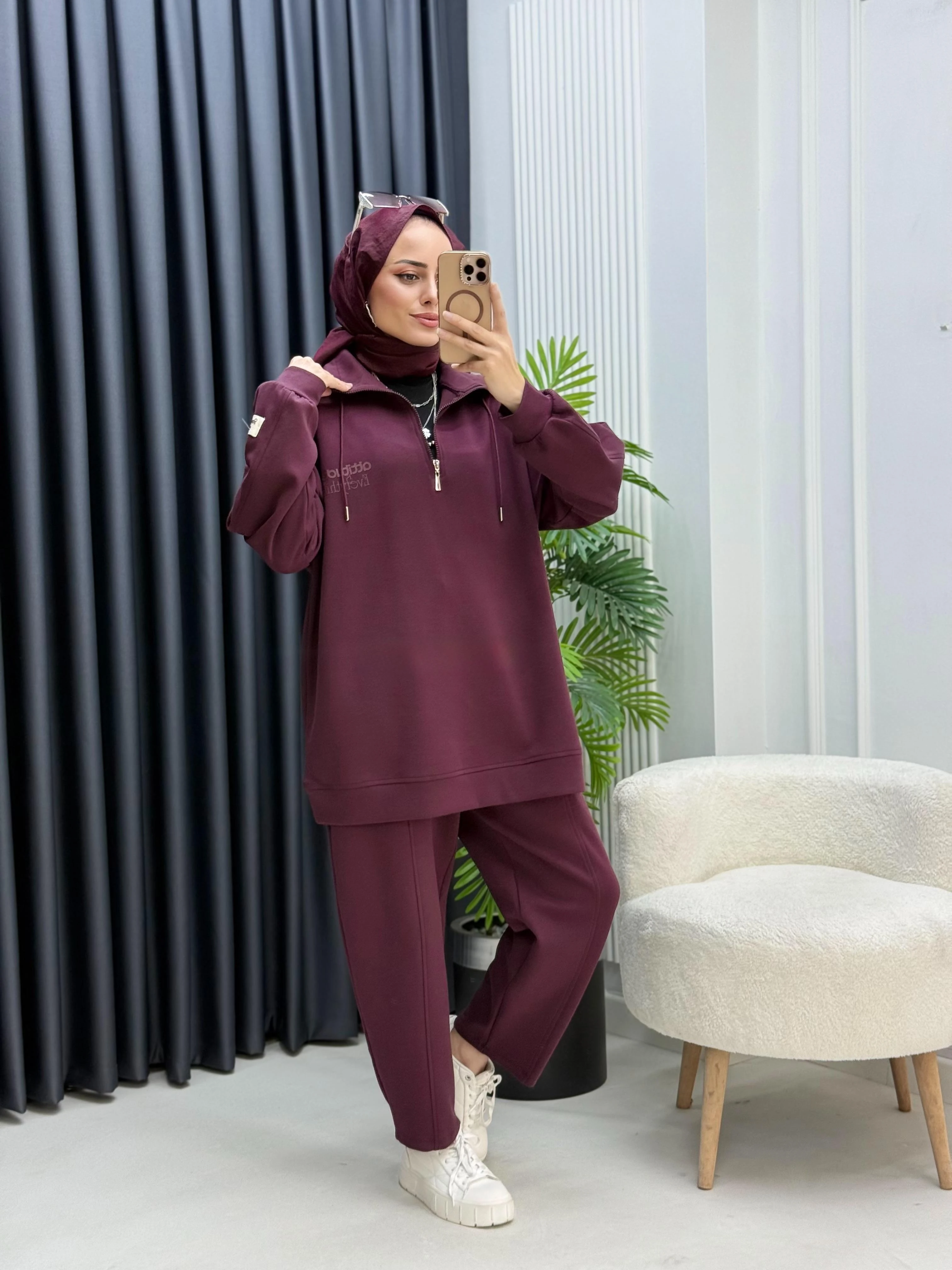 Yüksek Yakalı Baskı Ve Etiket Detay Takım