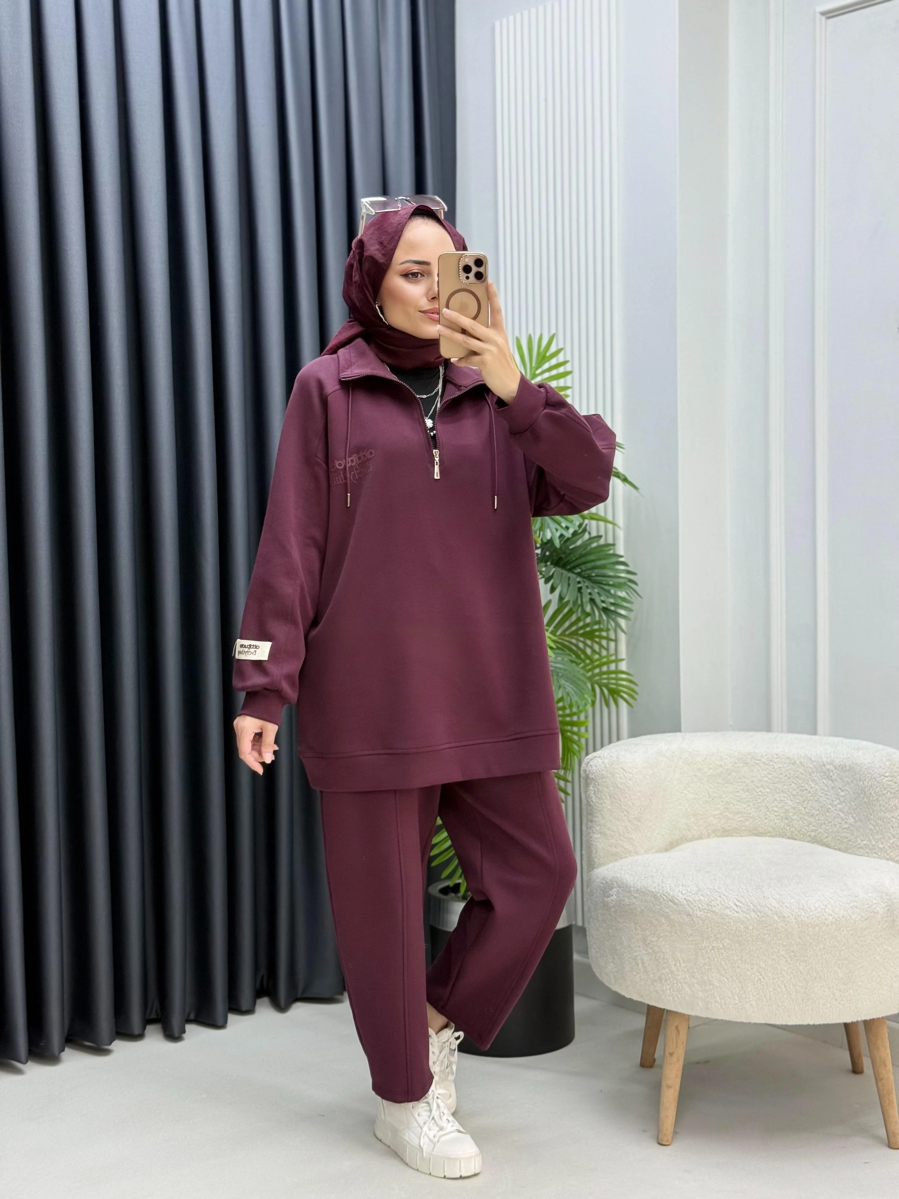 Yüksek Yakalı Baskı Ve Etiket Detay Takım