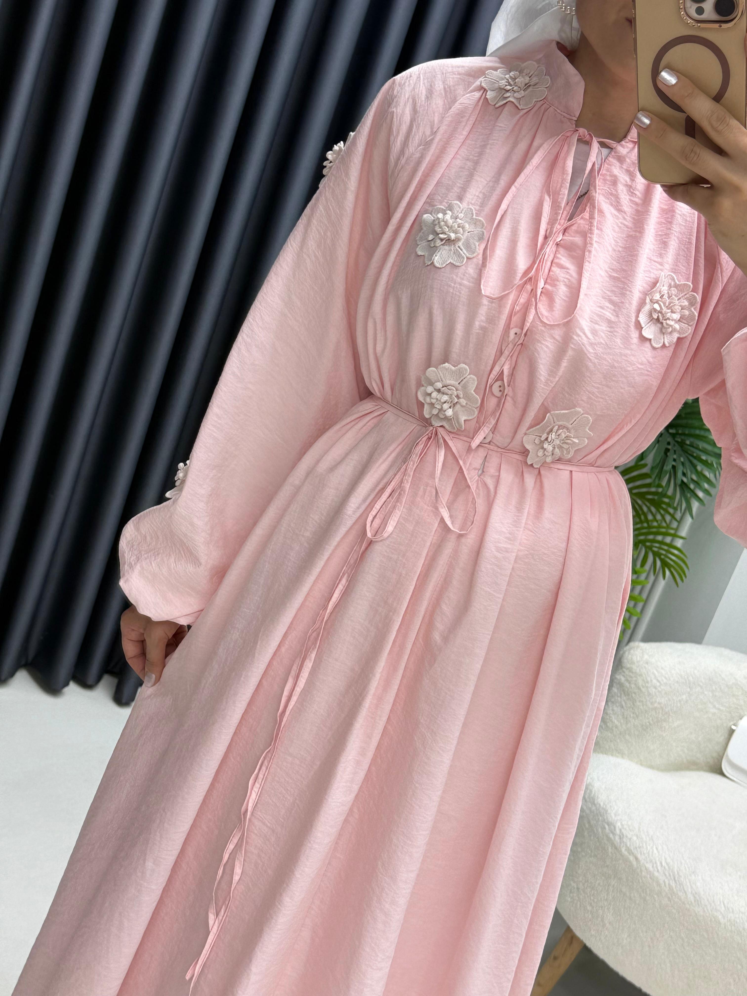 Çiçek Aksesuarlı Müslin Elbise