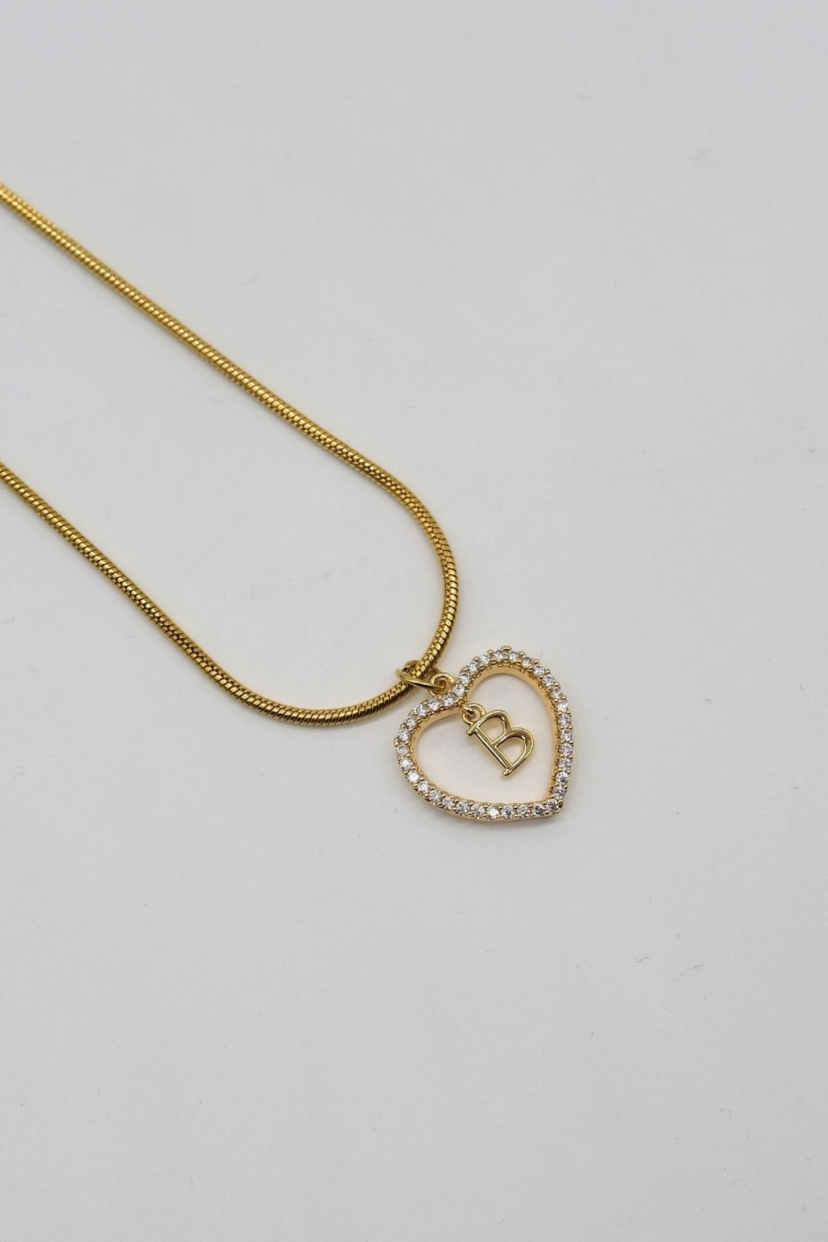 Çelik B Harf Zirkon Taş Detaylı Kalpli Kolye