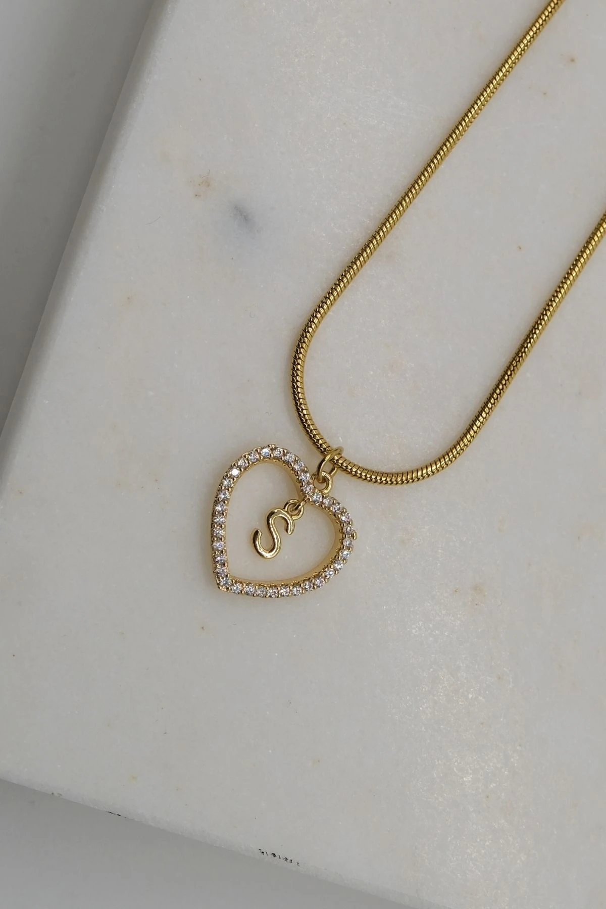 Çelik S Harf Zirkon Taş Detaylı Kalpli Kolye