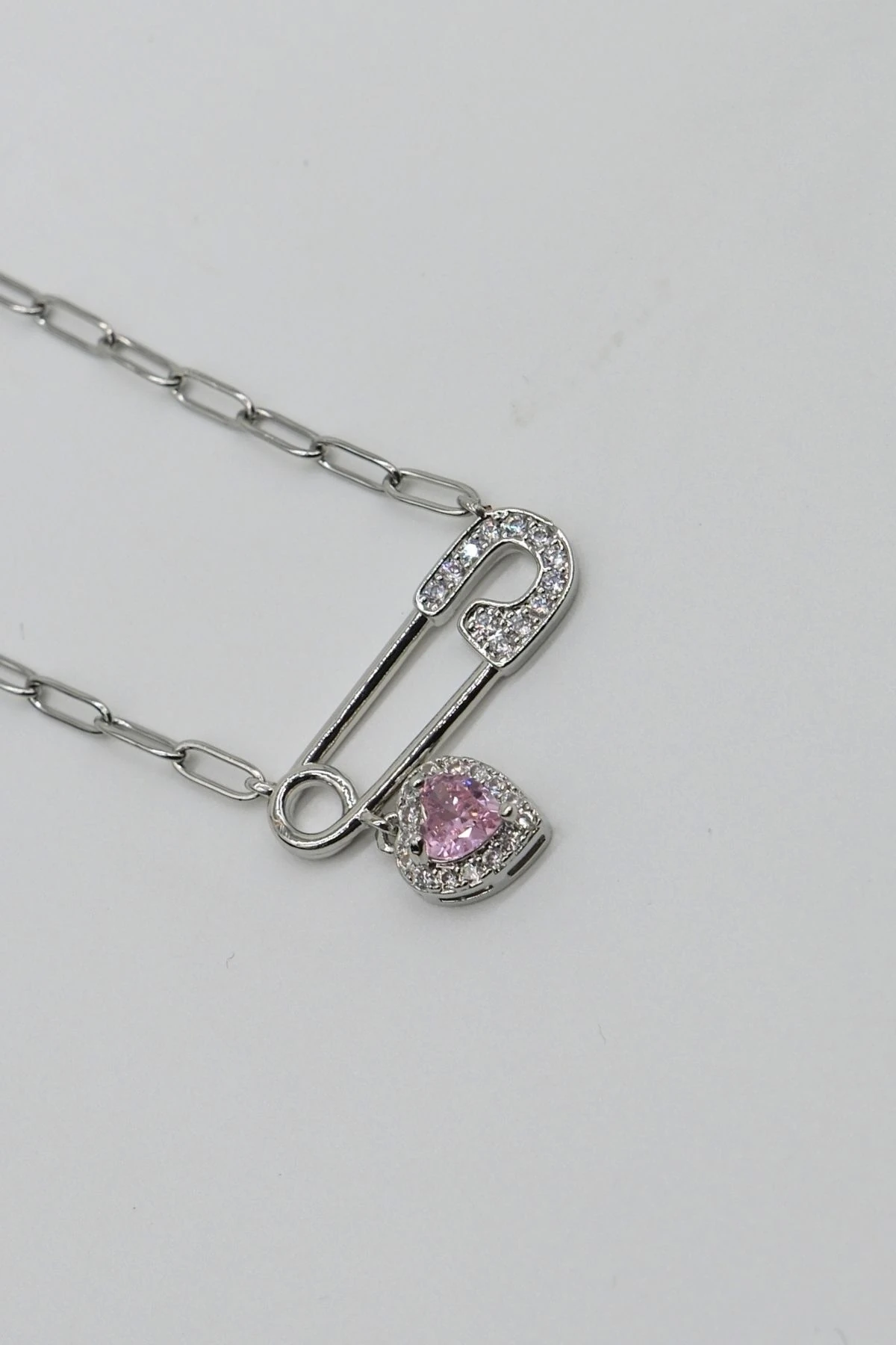 Çelik Pembe Kalp Sallantılı Firkete Kolye