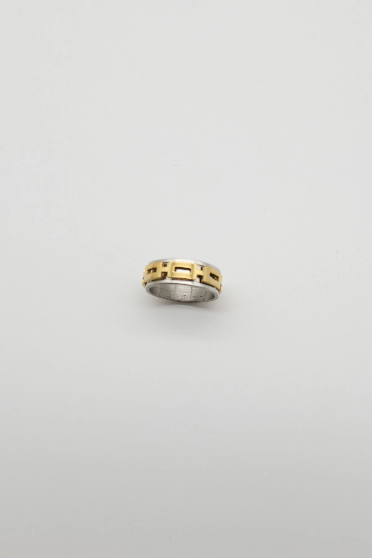 Gümüş Renk Üzeri Gold Oynar Desen Çelik Yüzük