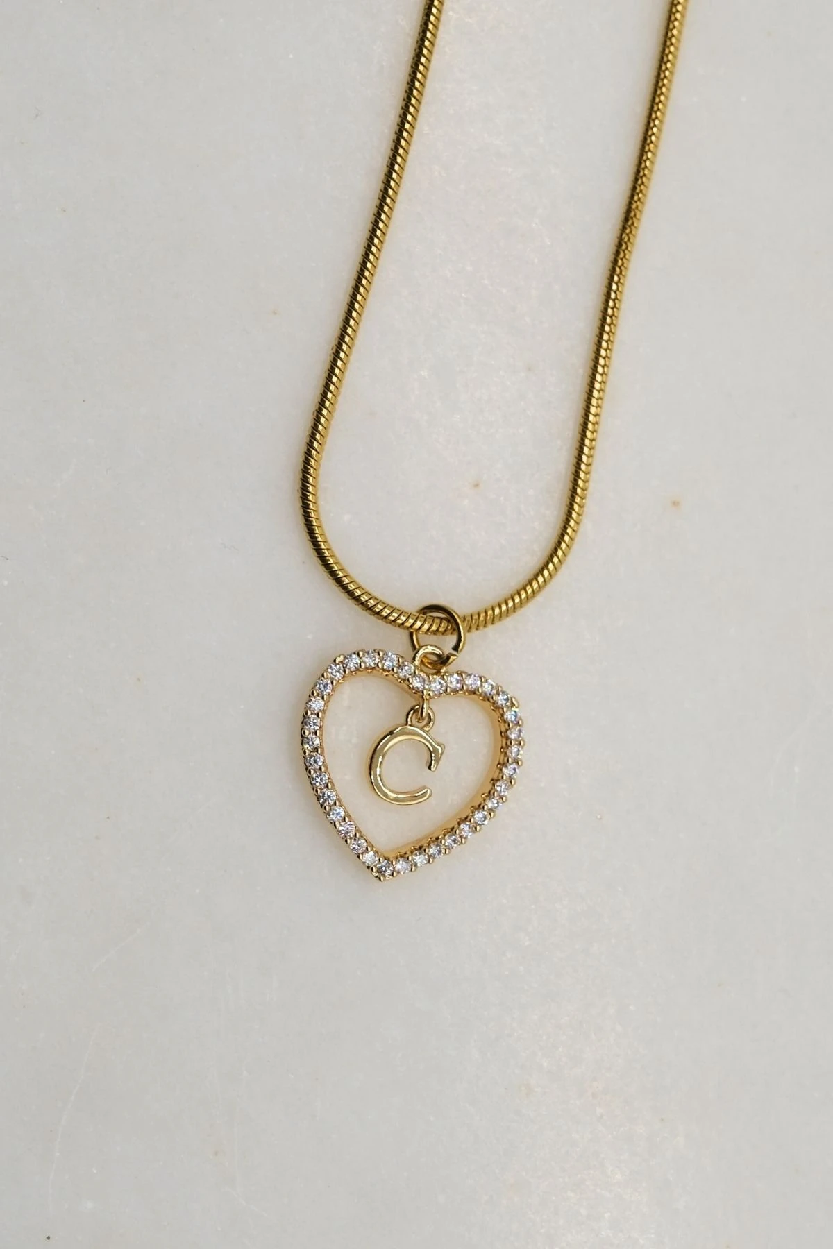 Çelik C Harf Zirkon Taş Detaylı Kalpli Kolye