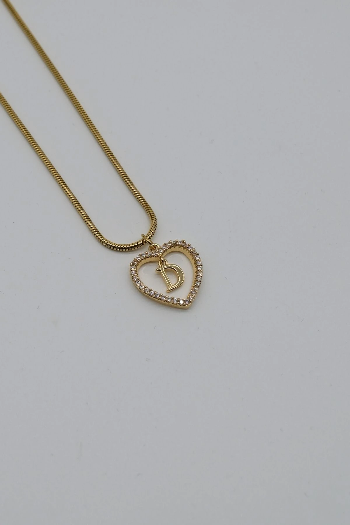 Çelik D Harf Zirkon Taş Detaylı Kalpli Kolye