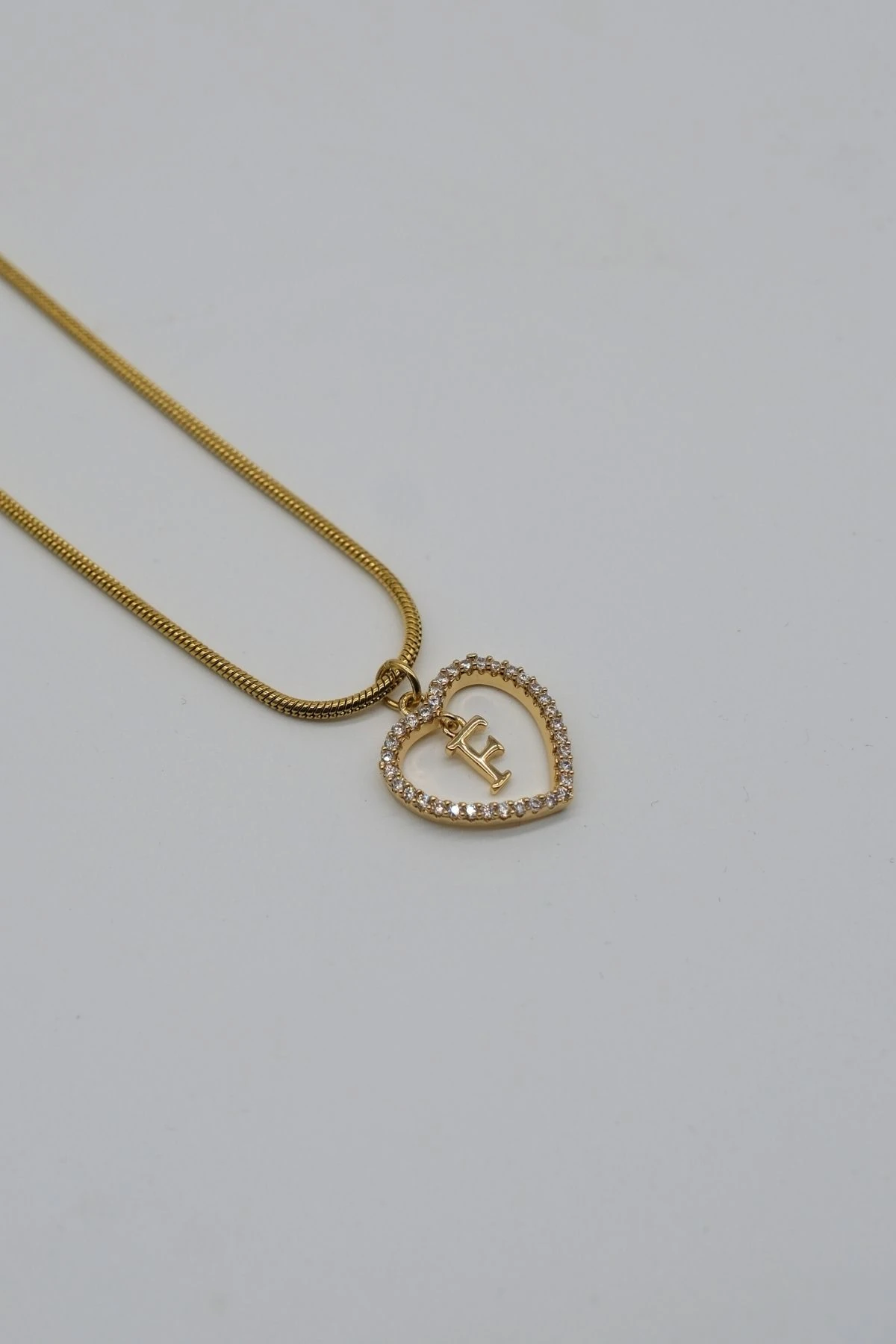 Çelik F Harf Zirkon Taş Detaylı Kalpli Kolye