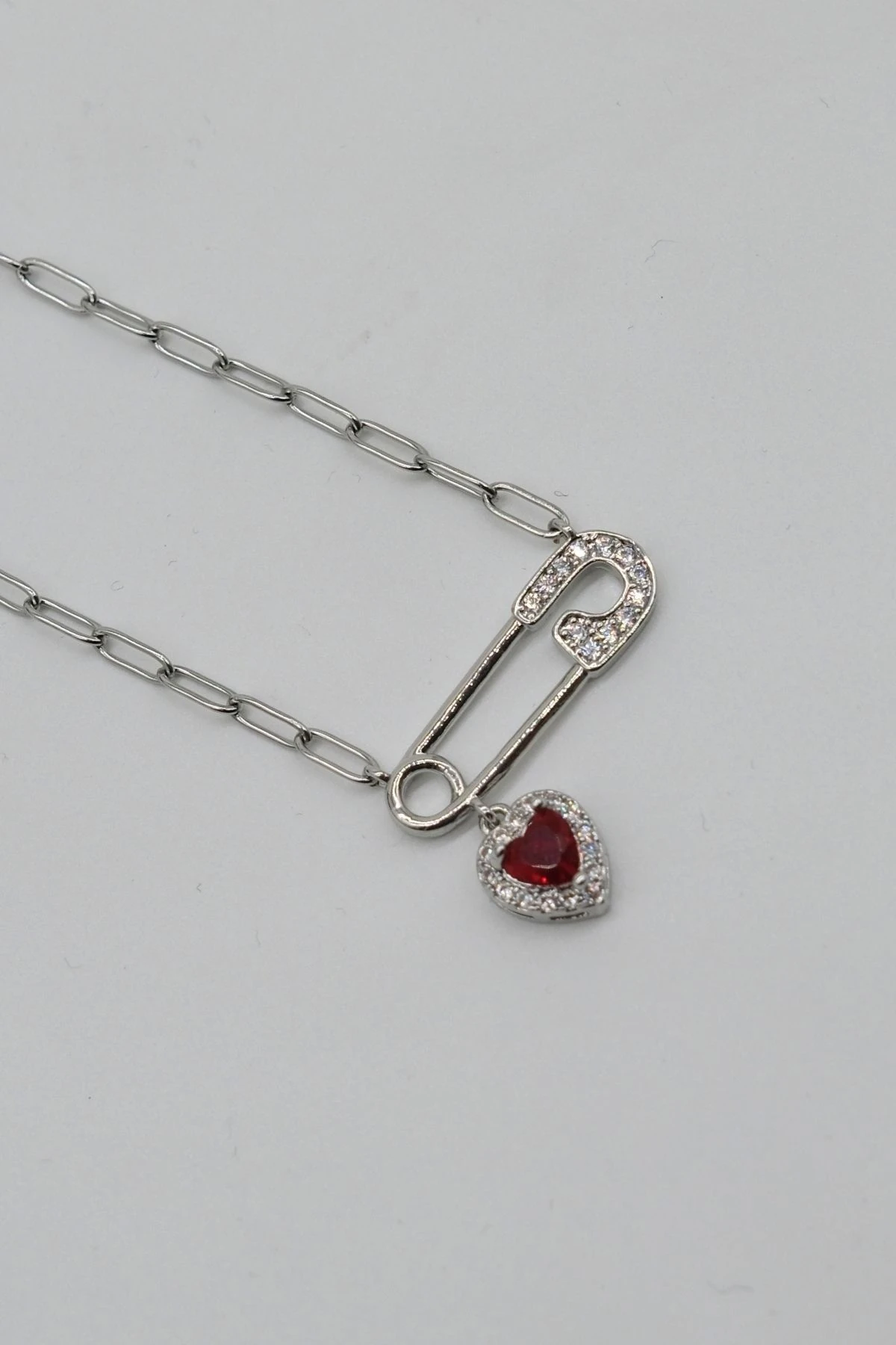 Çelik Kırmızı Kalp Sallantılı Firkete Kolye