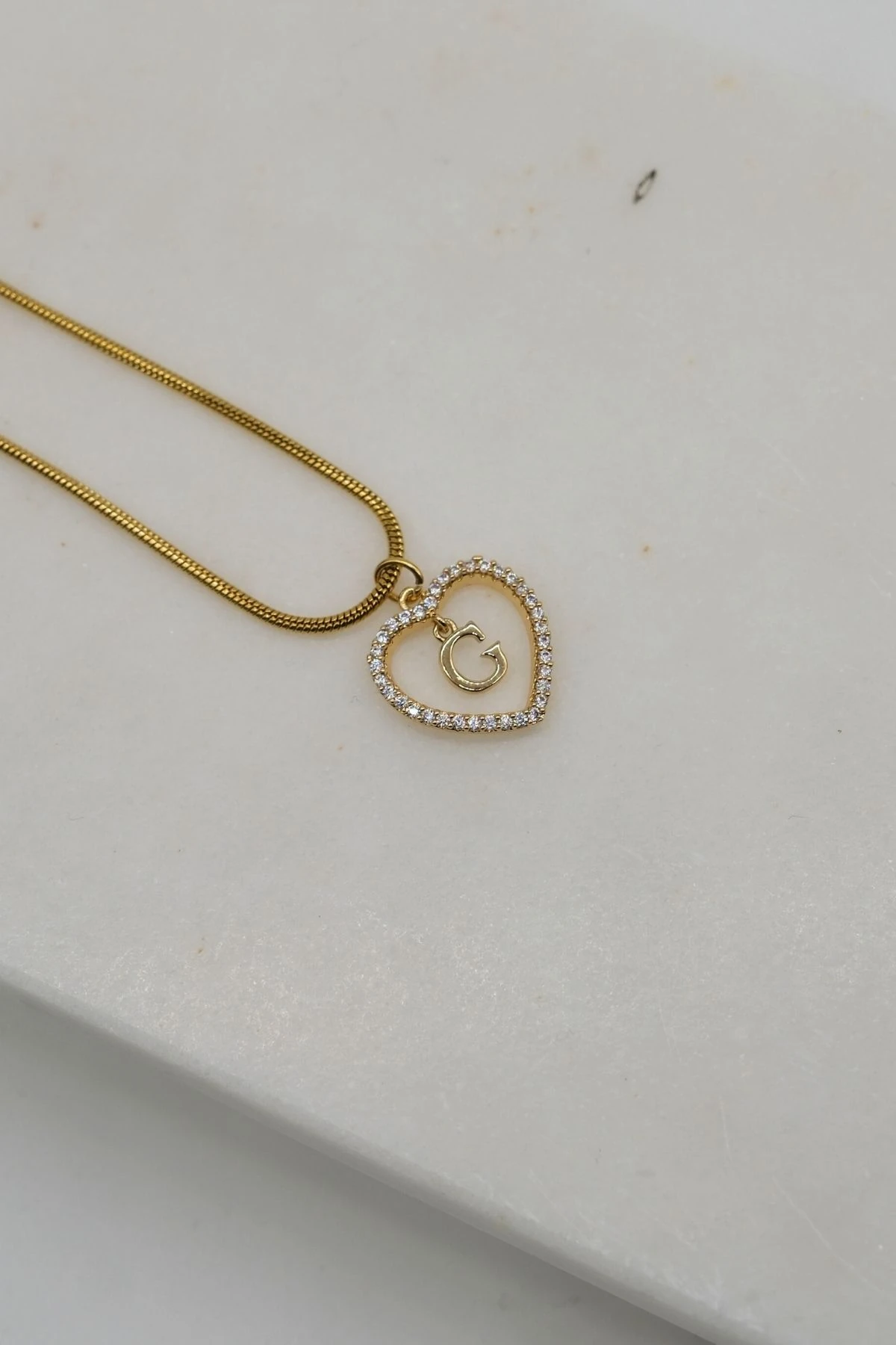 Çelik G Harf Zirkon Taş Detaylı Kalpli Kolye