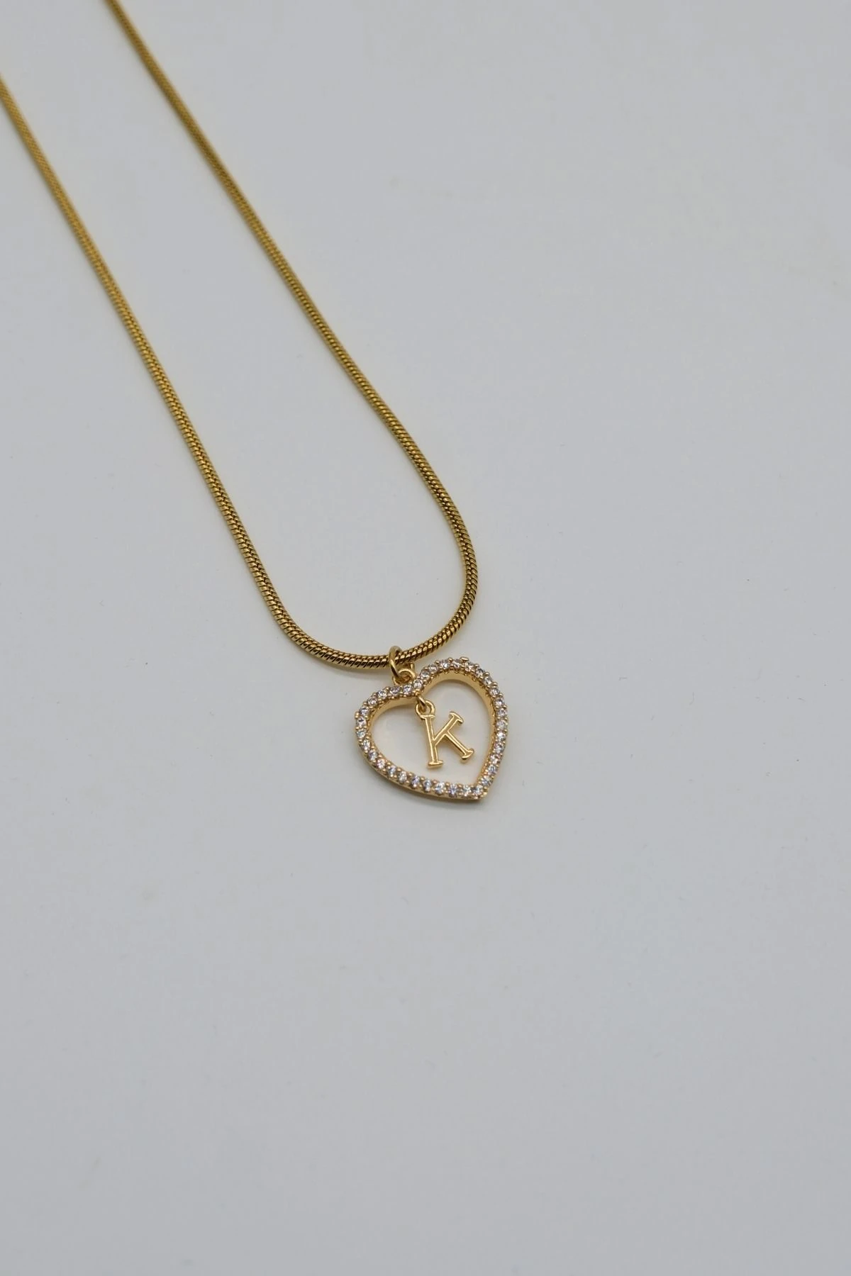 Çelik K Harf Zirkon Taş Detaylı Kalpli Kolye