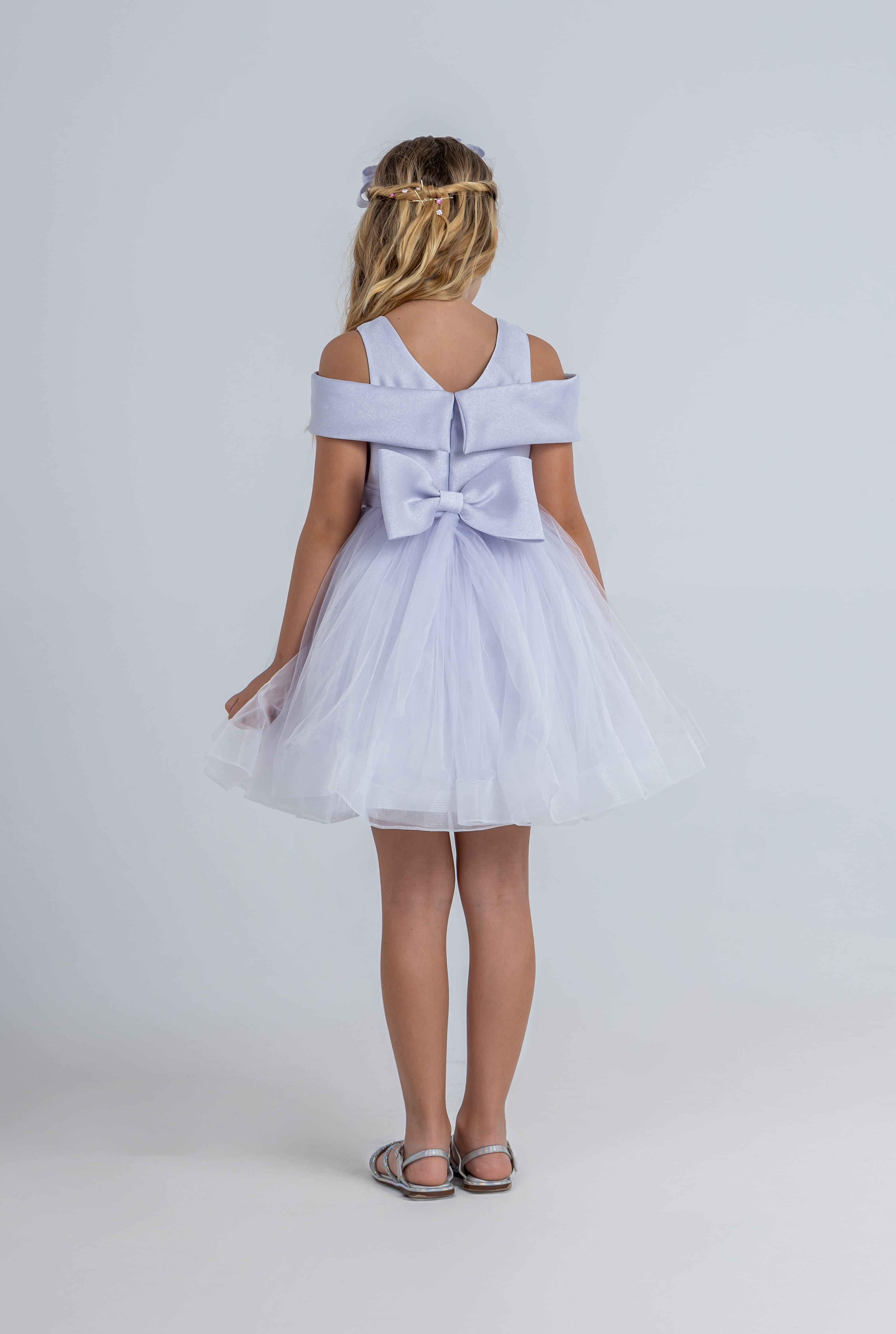 Üst fiyonk görünümlü şık ve rahat kız çocuk abiye elbise.