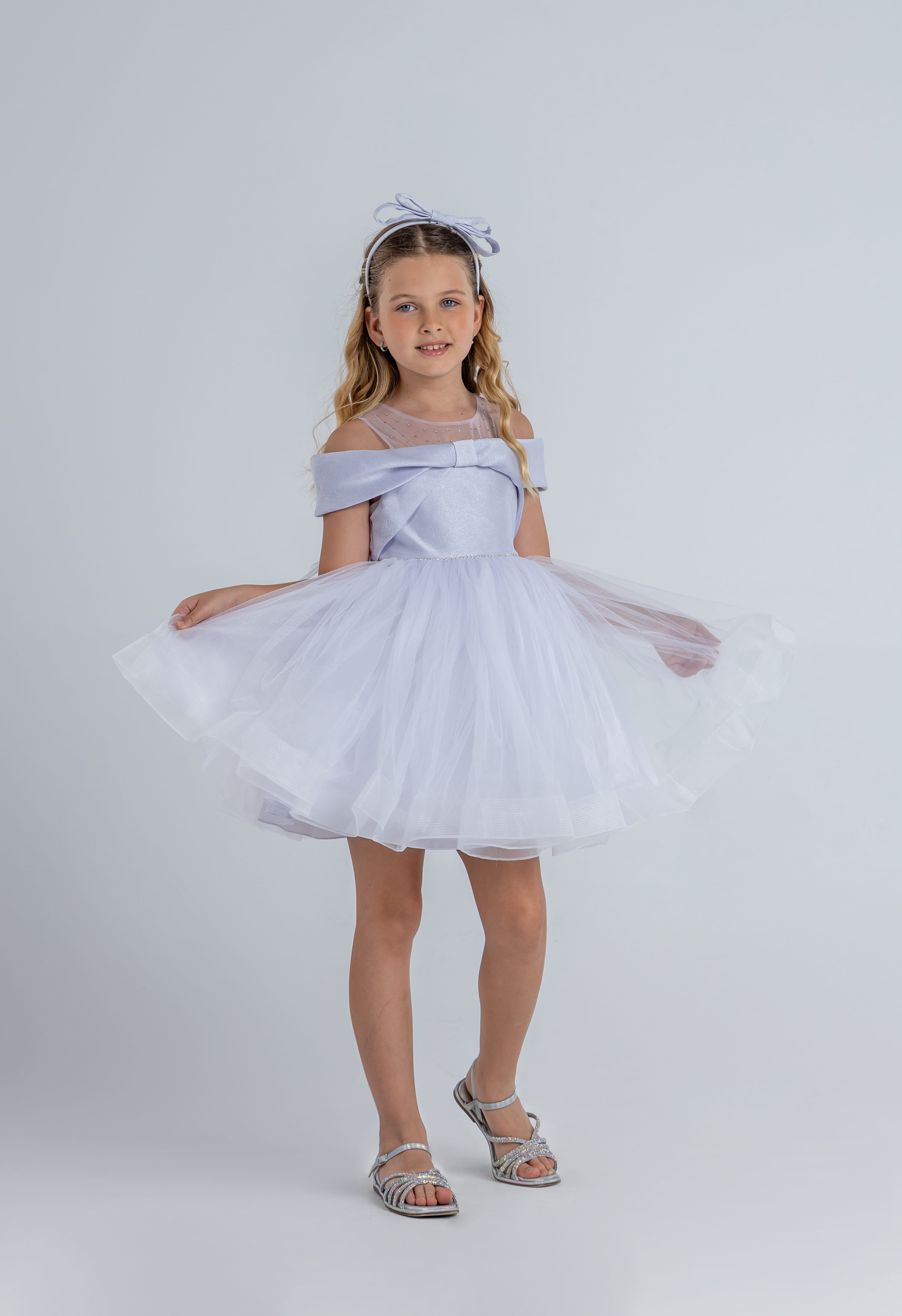 Üst fiyonk görünümlü şık ve rahat kız çocuk abiye elbise.