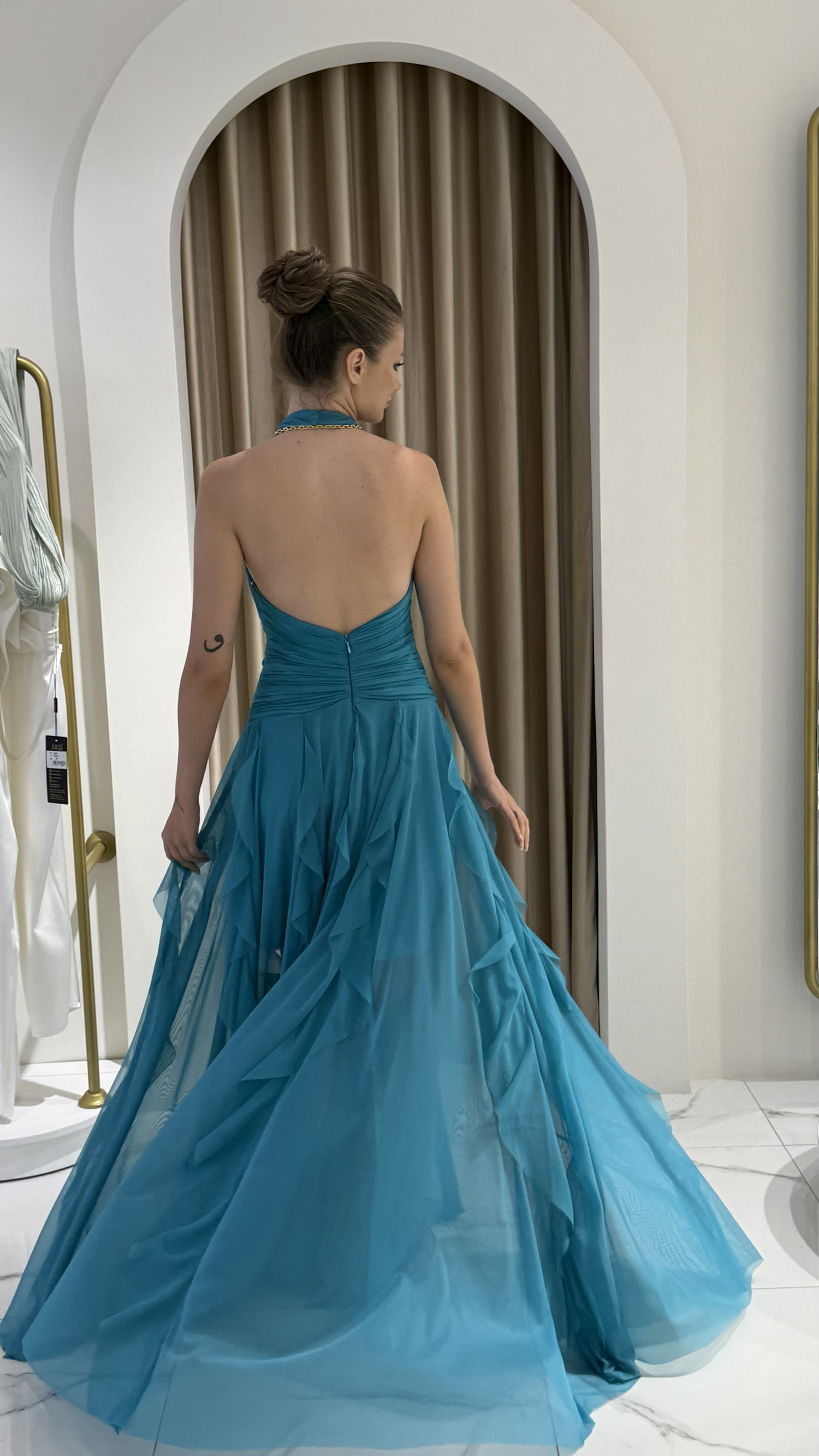 Boyundan Geçirmeli Drape Detaylı Mini Tüllü Volanlı Abiye