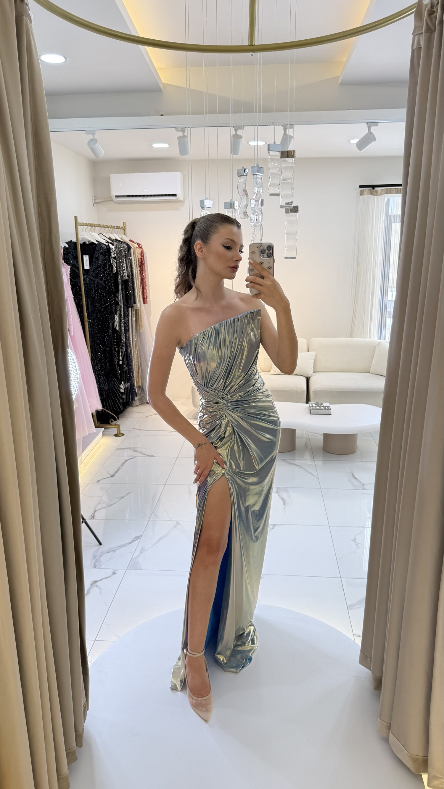 Metalik Gümüş Straplez Drapeli Yırtmaçlı Abiye