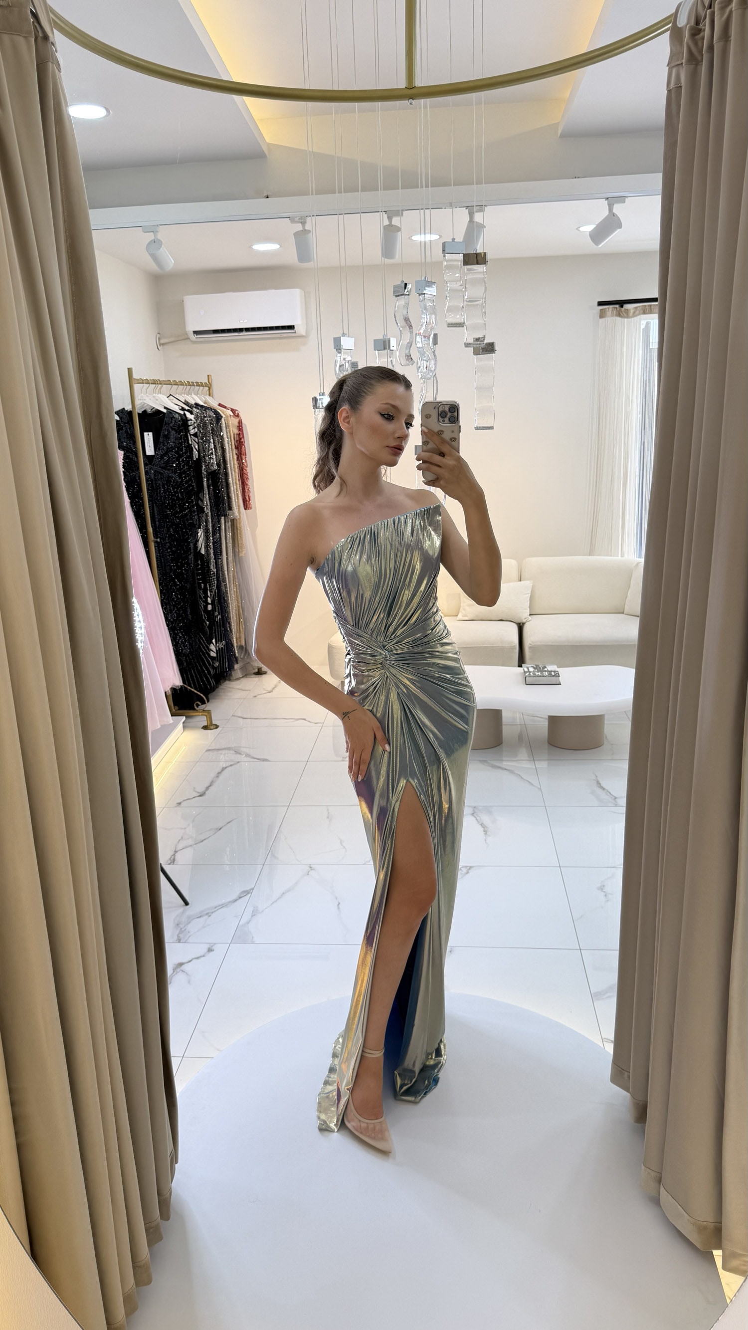 Metalik Gümüş Straplez Drapeli Yırtmaçlı Abiye