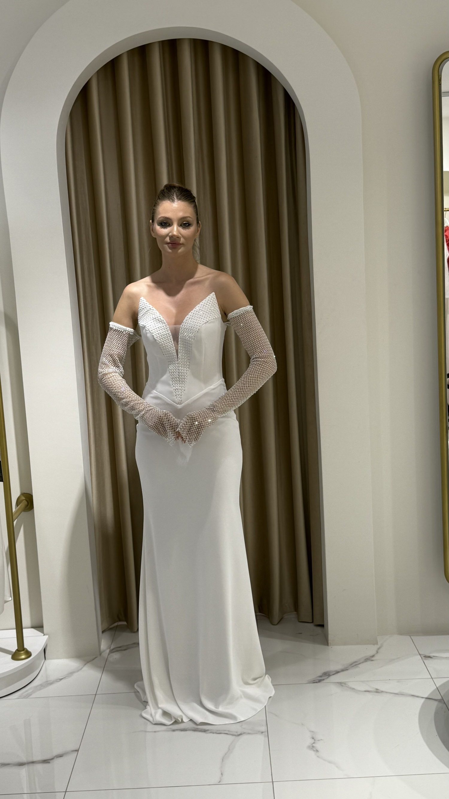 Beyaz Eldivenli Taş Detaylı Balık Model Kuyruklu Abiye