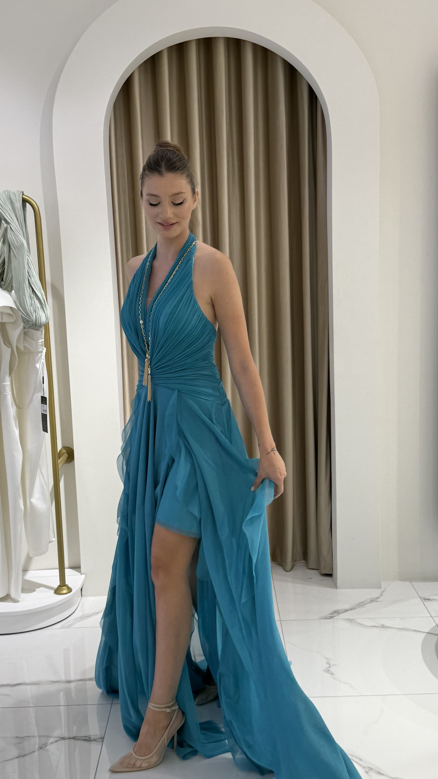 Boyundan Geçirmeli Drape Detaylı Mini Tüllü Volanlı Abiye