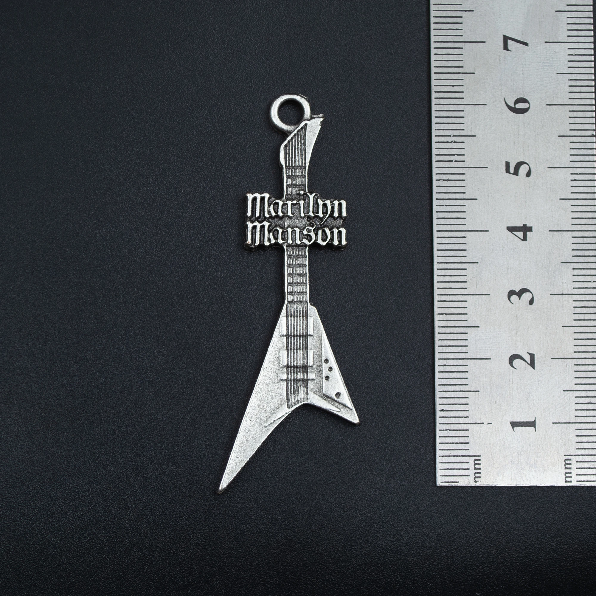 Marilyn Manson Elektro Gitar Kolye - Gümüş ( Silver ) Renk - 60 cm Düz Ezme Zincir Kolye