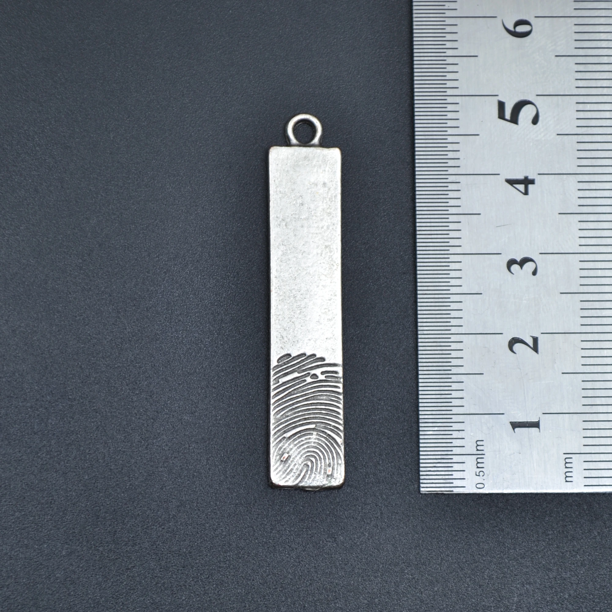 Parmak İzi Desenli Çubuk Kolye - Gümüş ( Silver ) Renk - 60 cm Deri İp Kolye