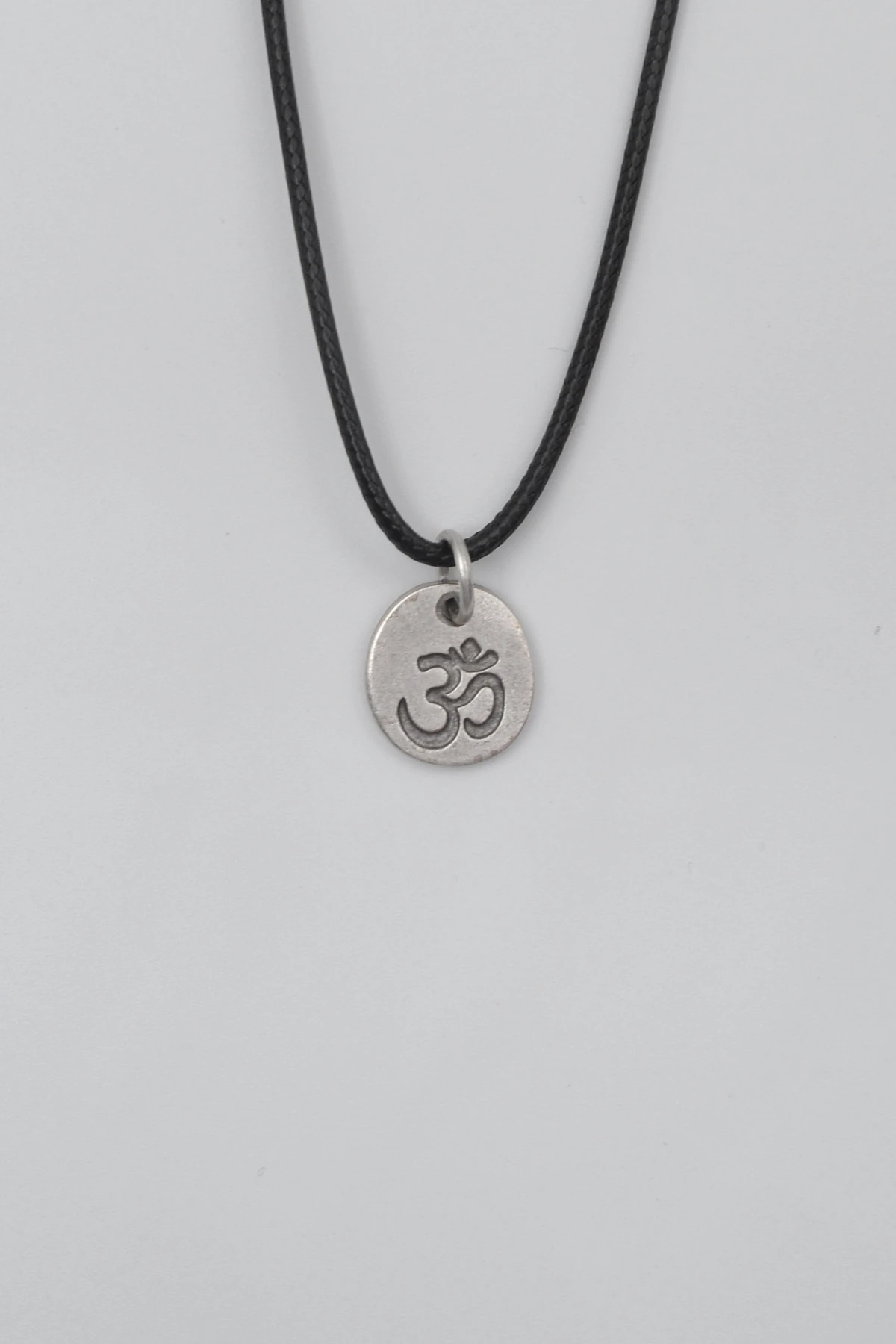 Om Aum Sembolü Siyah Deri İp Kolye - Antik Gümüş Kaplama - Kadın Erkek - 60 cm