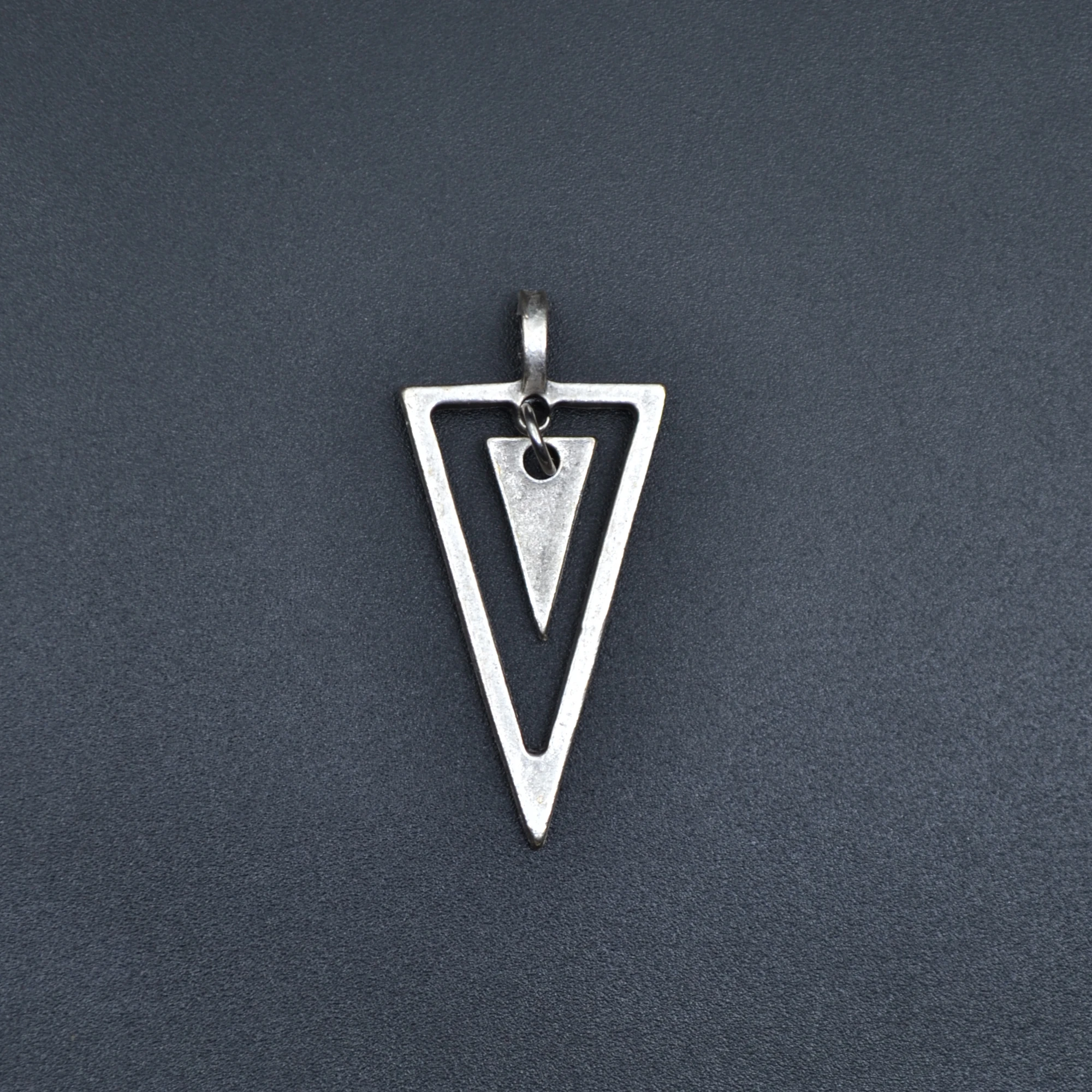 Sallantılı Üçgen Kolye - Gümüş ( Silver ) Renk - 60 cm Deri İp Kolye