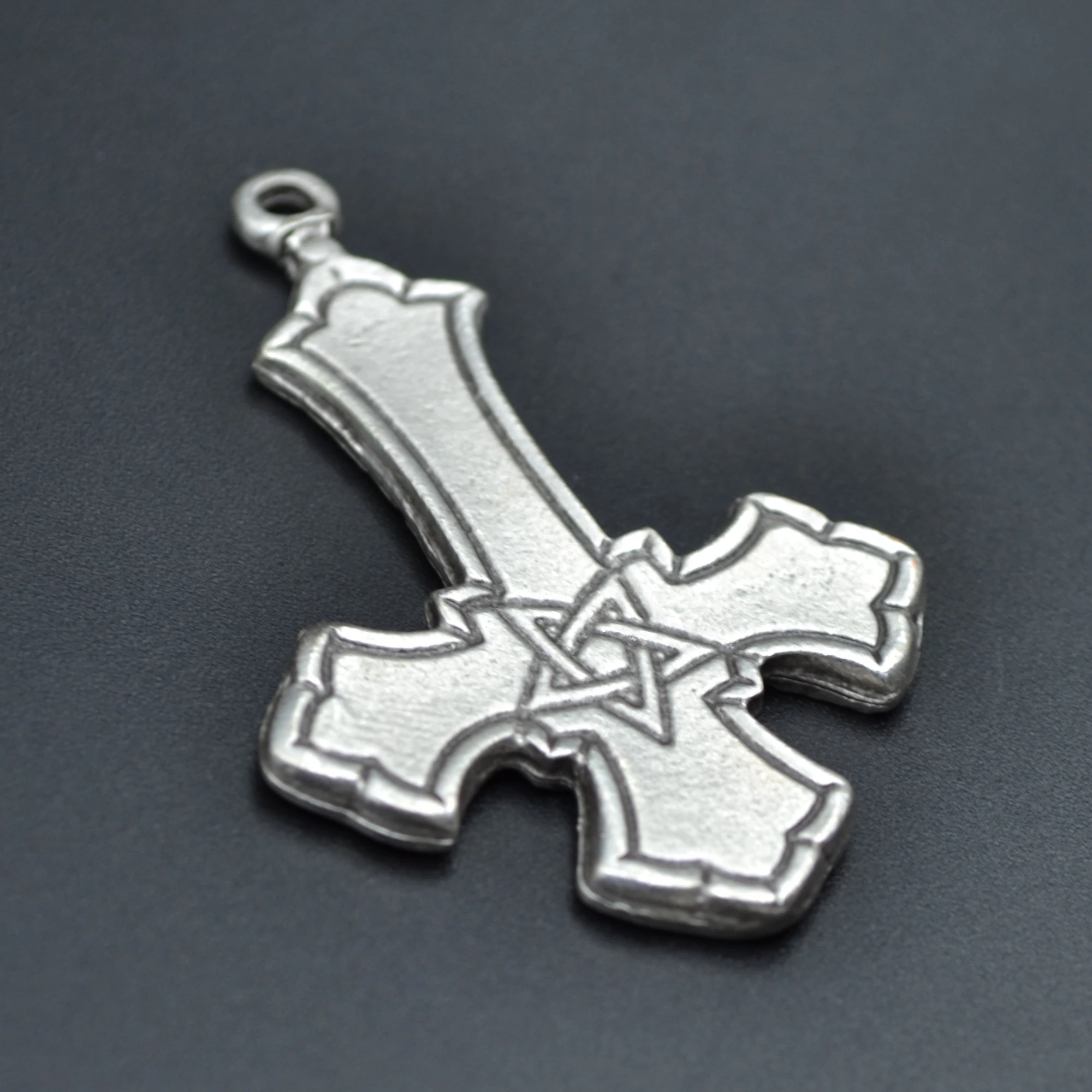 Ters Haç Kolye - Gümüş ( Silver ) Renk - 60 cm Deri İp Kolye