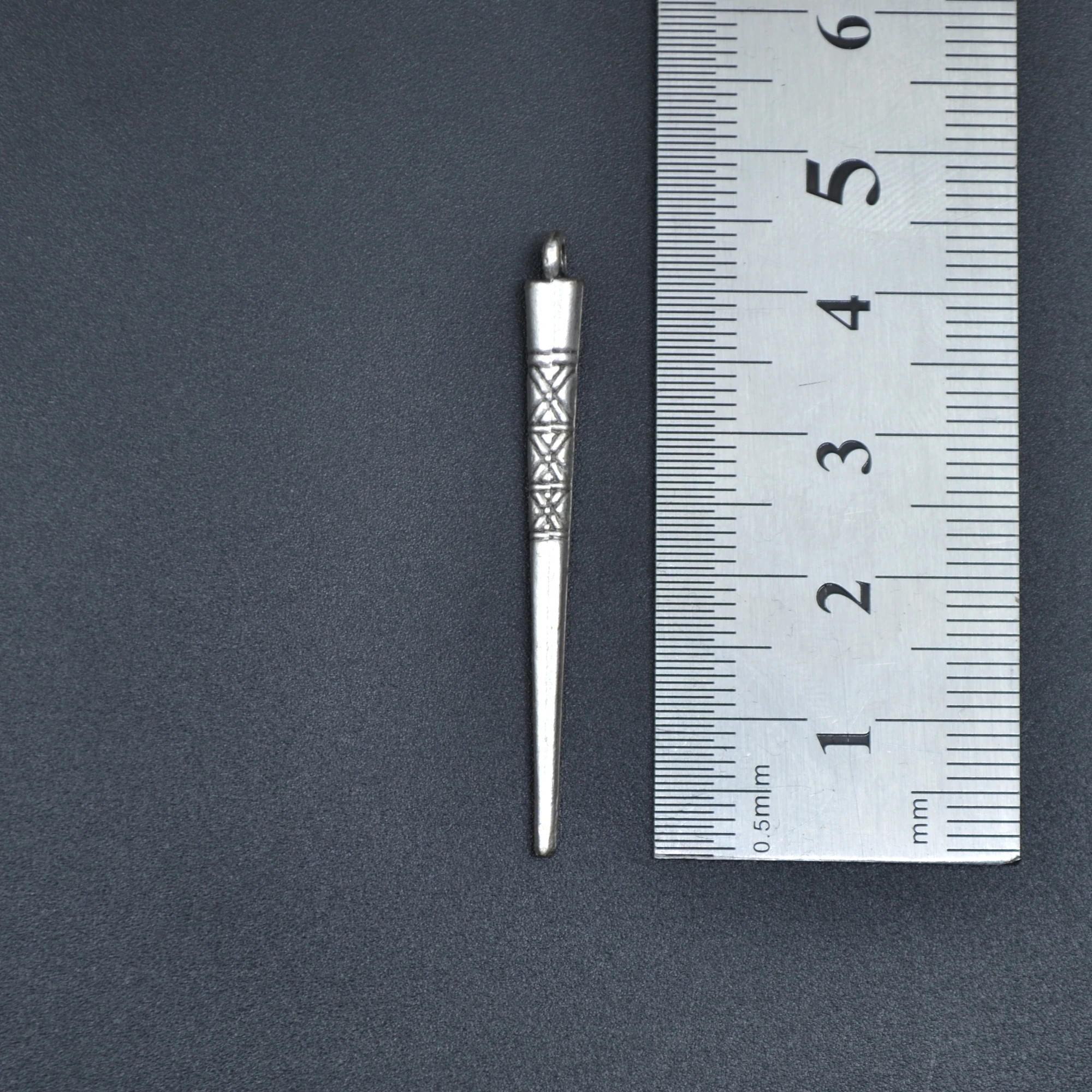 Etnik Desenli Çubuk Kolye - Gümüş ( Silver ) Renk - 60 cm Düz Ezme Zincir Kolye