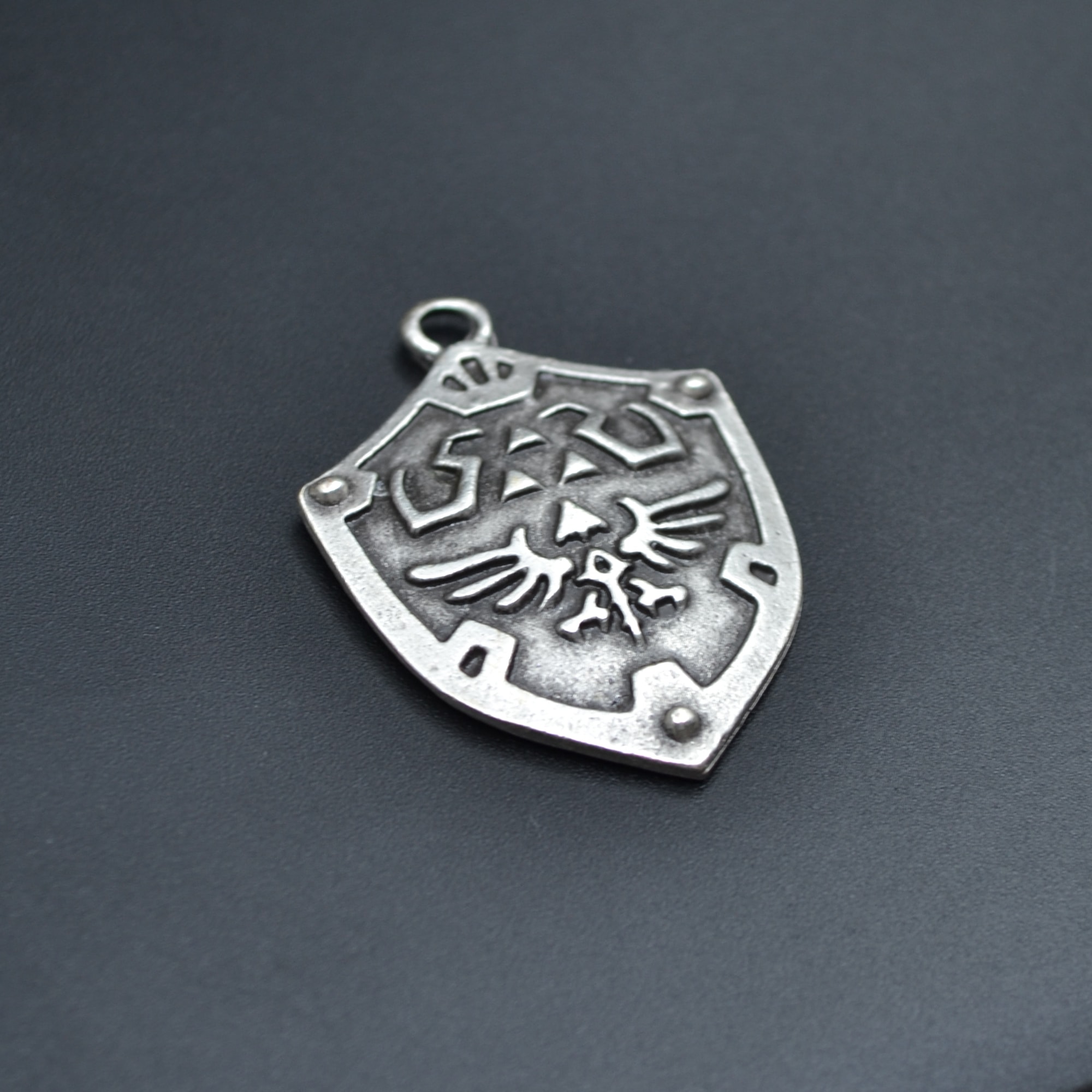 The Legend Of Zelda Kalkan Kolye - Gümüş ( Silver ) Renk - 60 cm Deri İp Kolye