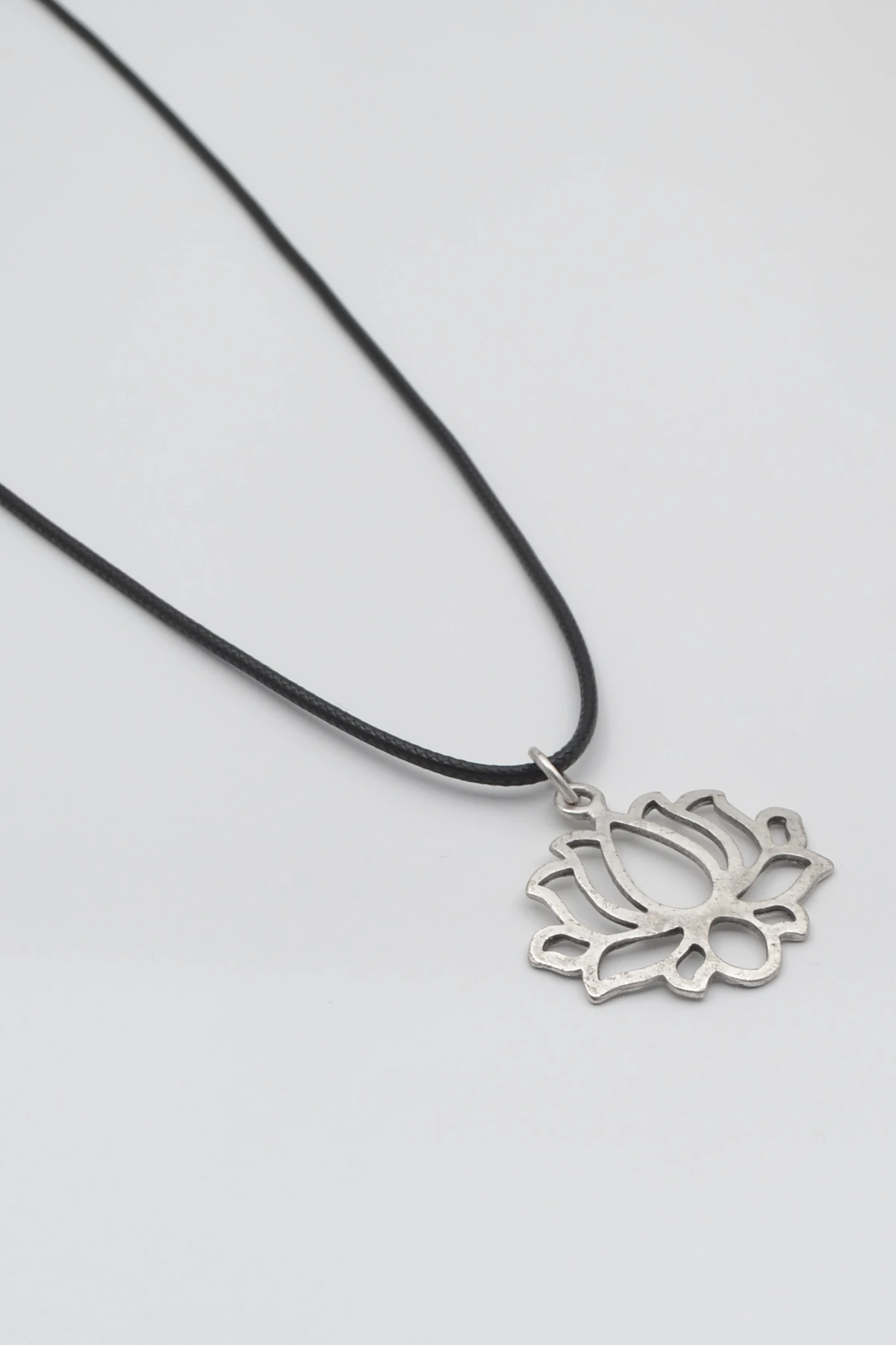 Lotus Çiçeği Siyah Deri İp Kolye - Antik Gümüş Kaplama - Kadın Erkek - 60 cm