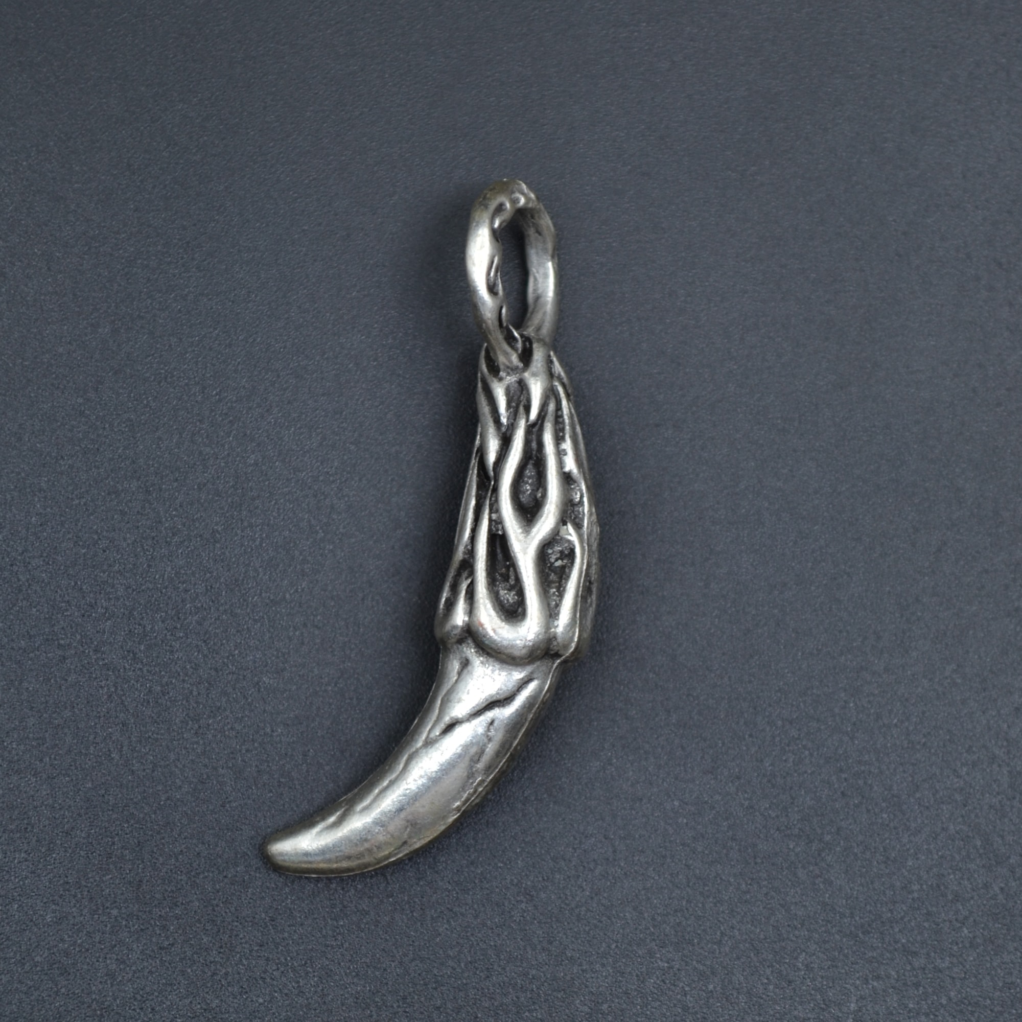 Kurt Dişi Şeklinde Kolye Ucu - Gümüş ( Silver ) Renk