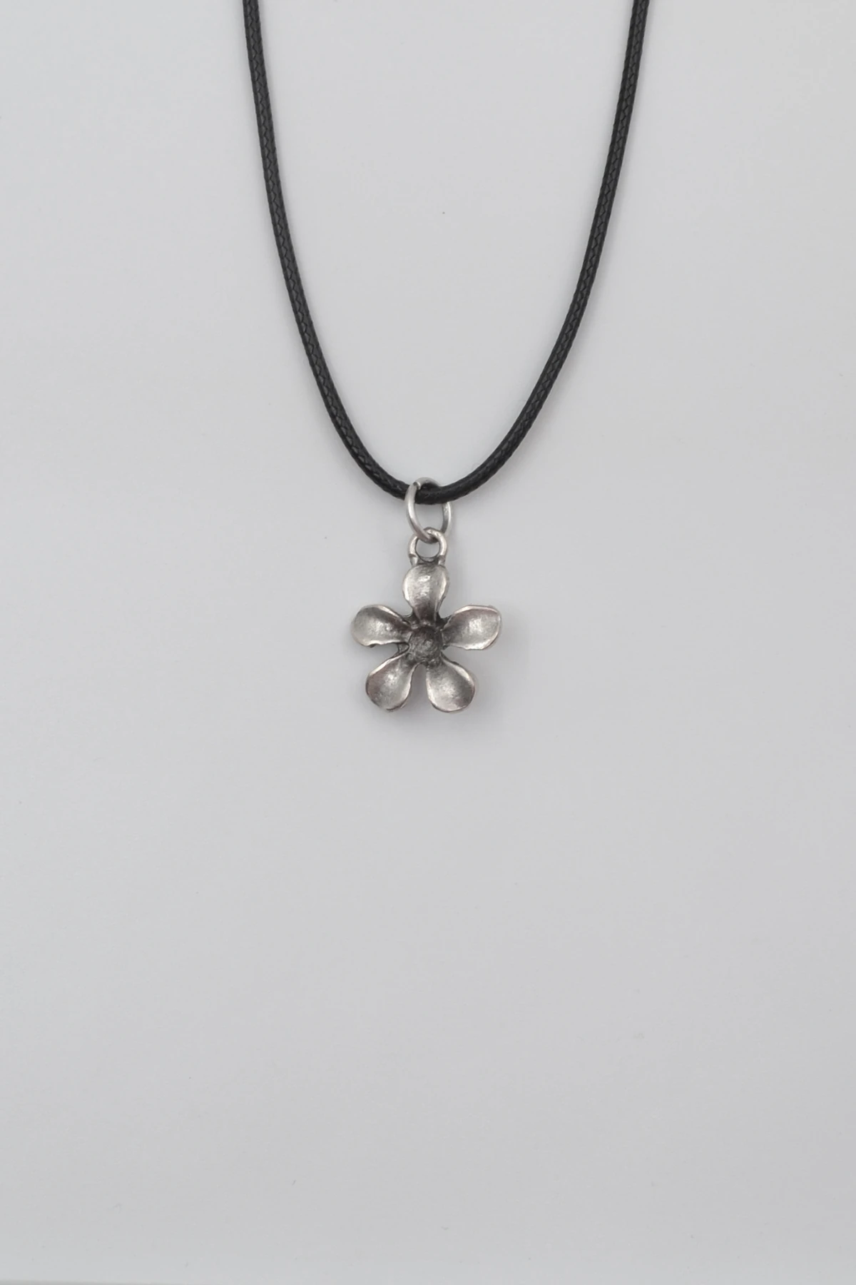 Kiraz Çiçeği Siyah Deri İp Kolye - Antik Gümüş Kaplama - Kadın Erkek - 60 cm