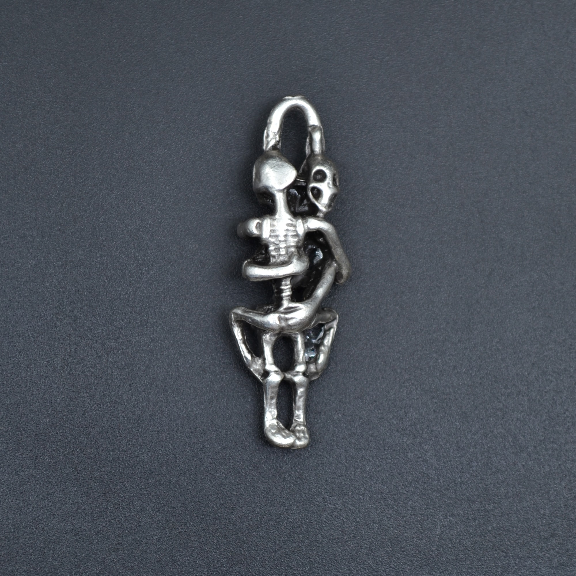 Sarılan İskelet Kolye Ucu - Gümüş ( Silver ) Renk