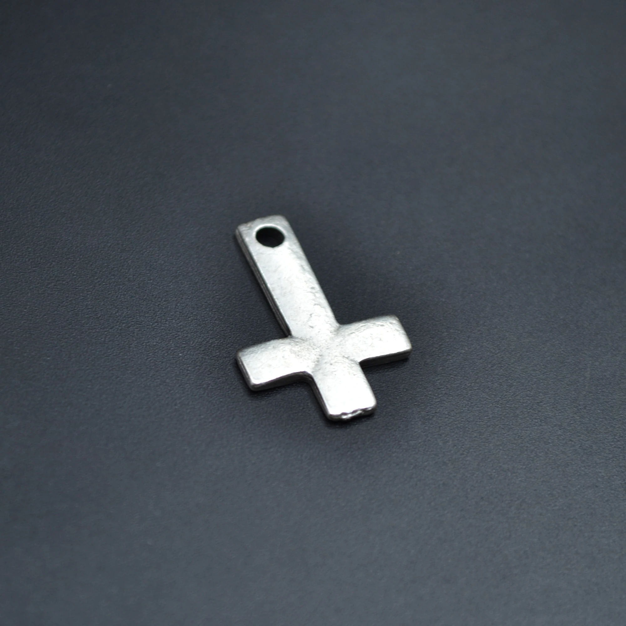 Minimal Ters Haç Kolye - Gümüş ( Silver ) Renk - 60 cm Düz Ezme Zincir Kolye