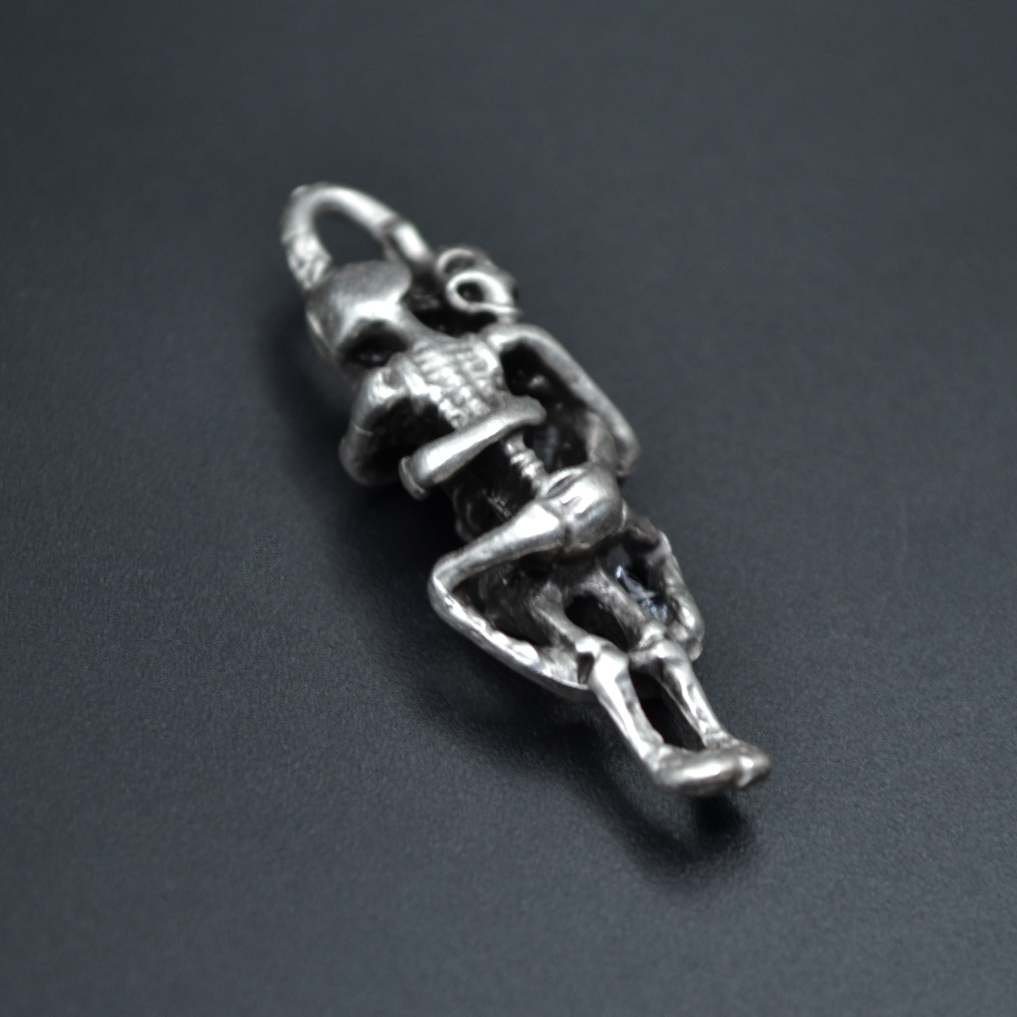 Sarılan İskelet Kolye Ucu - Gümüş ( Silver ) Renk