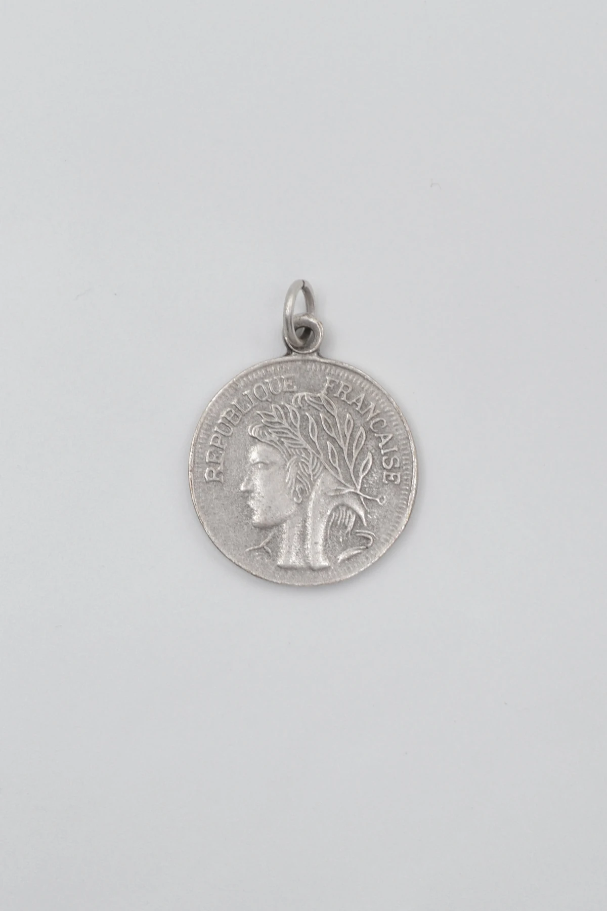 Francesca - Zambak Çiçeği Madalyon Siyah Deri İp Kolye - Antik Gümüş Kaplama - Kadın Erkek - 60 cm