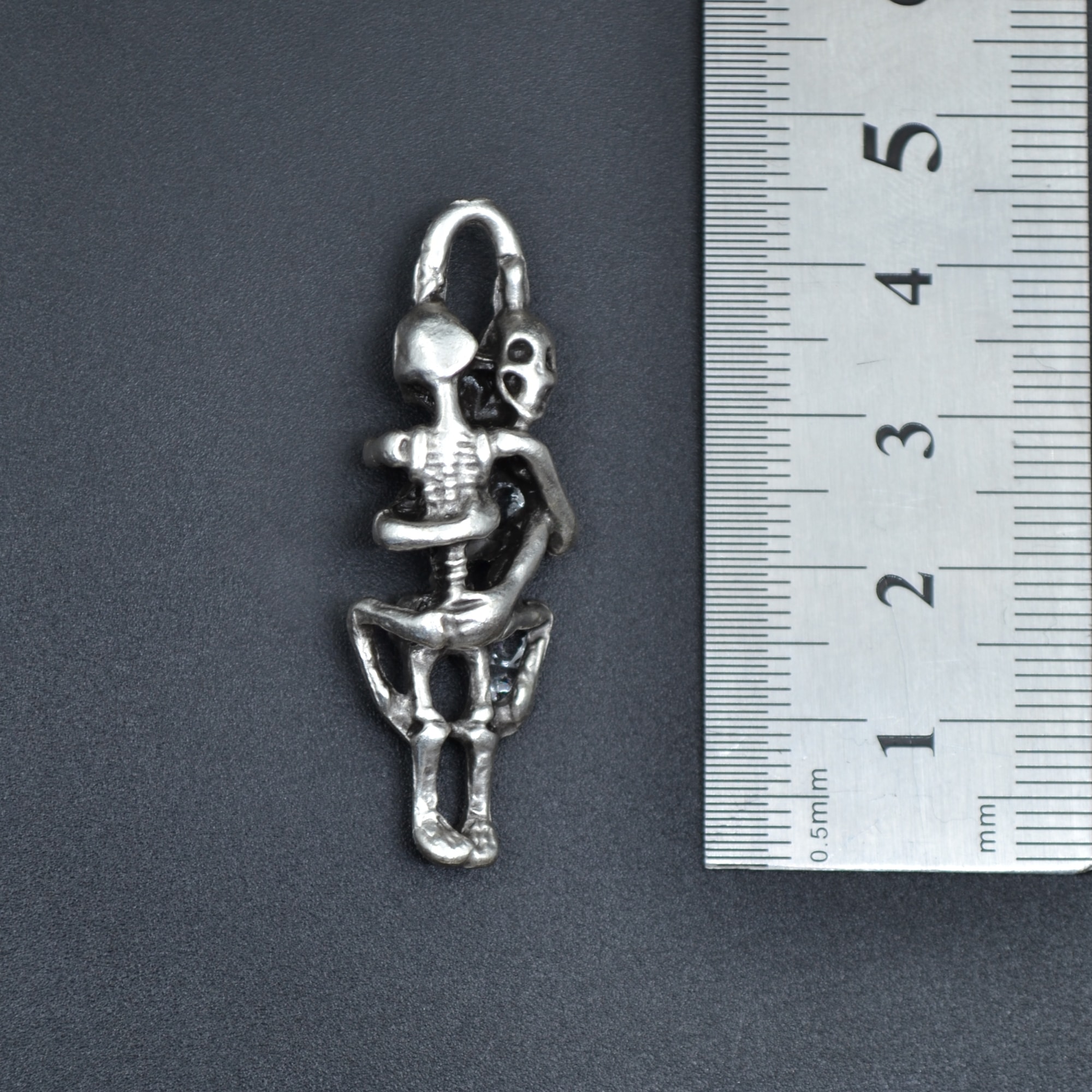 Sarılan İskelet Kolye Ucu - Gümüş ( Silver ) Renk