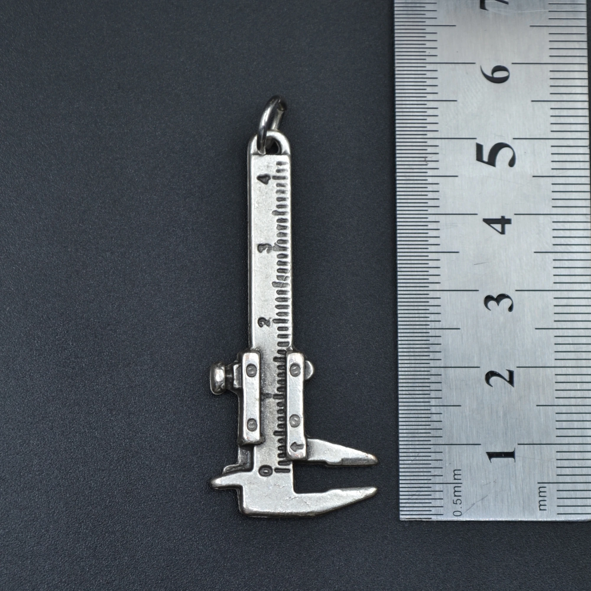 Kumpas Şeklinde Kolye Ucu - Gümüş ( Silver ) Renk